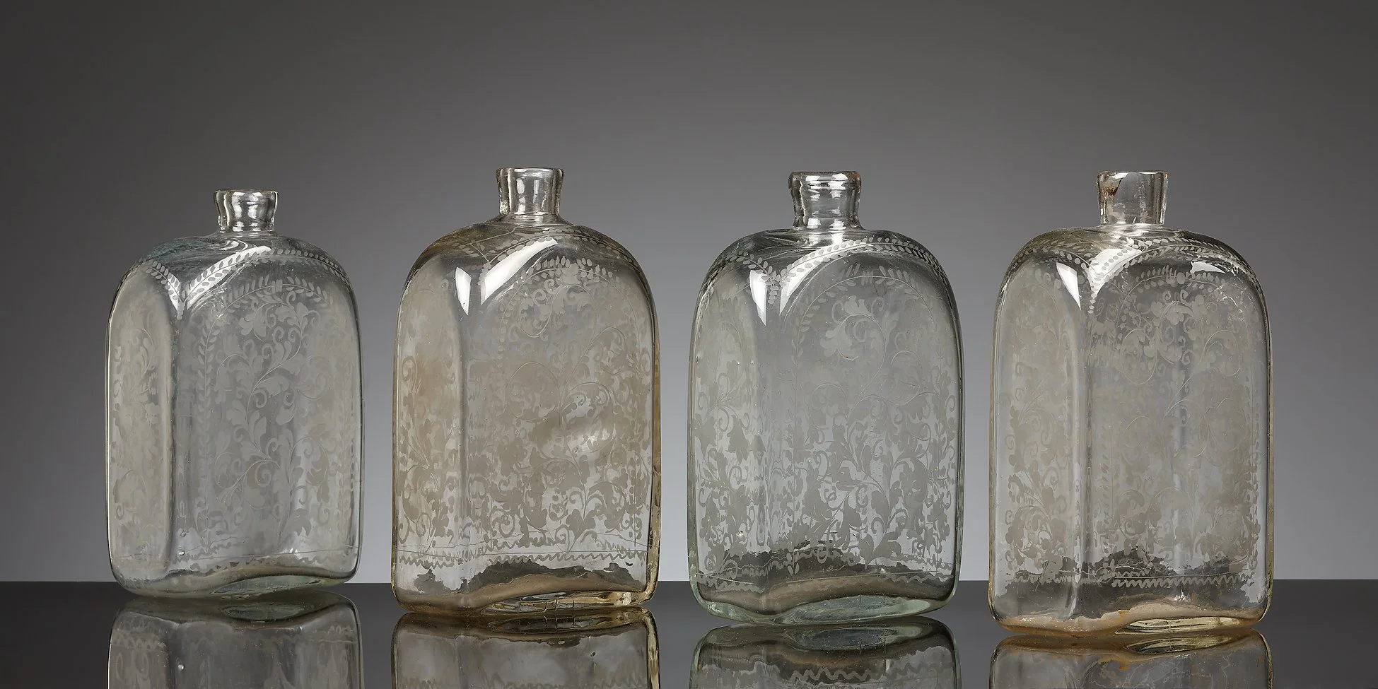 Vier Boheems glazen flacons, ca. 1760