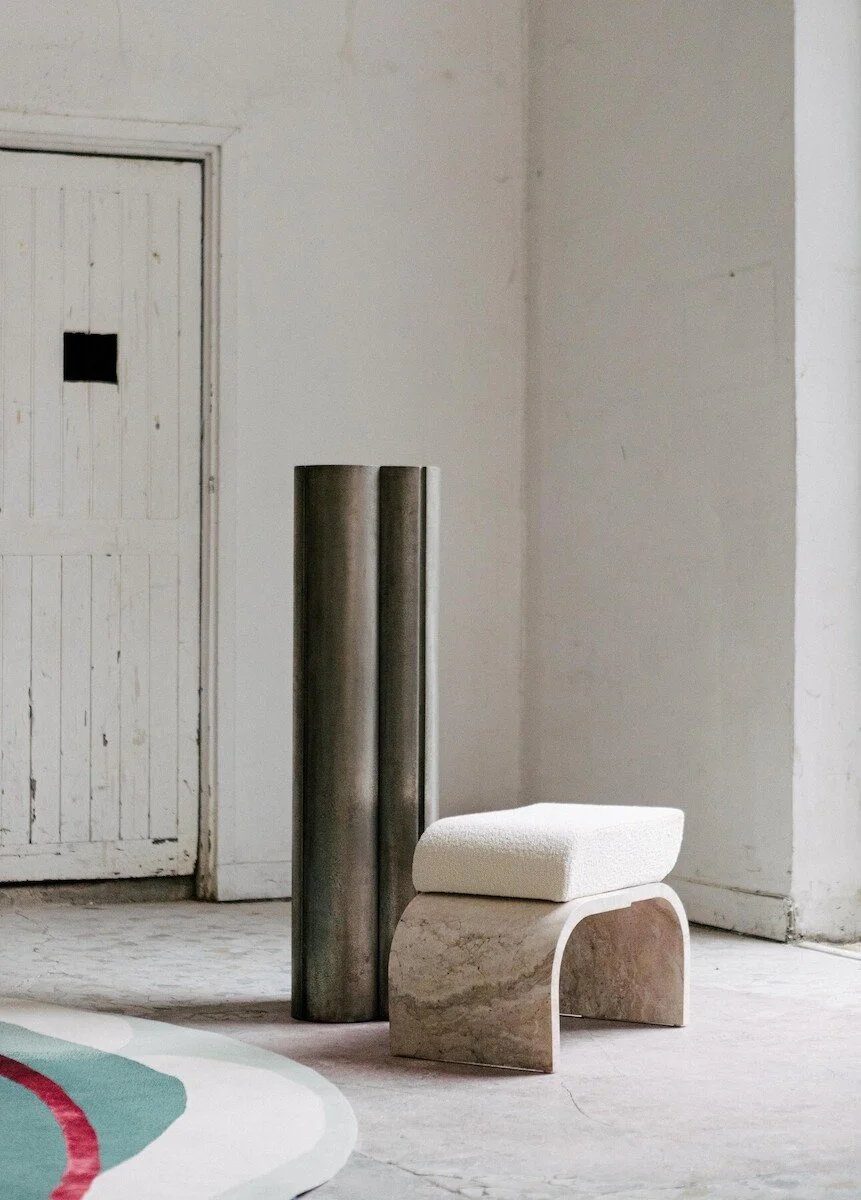 Stèle et Ottoman Amarante, 2022 © Rinck.jpg