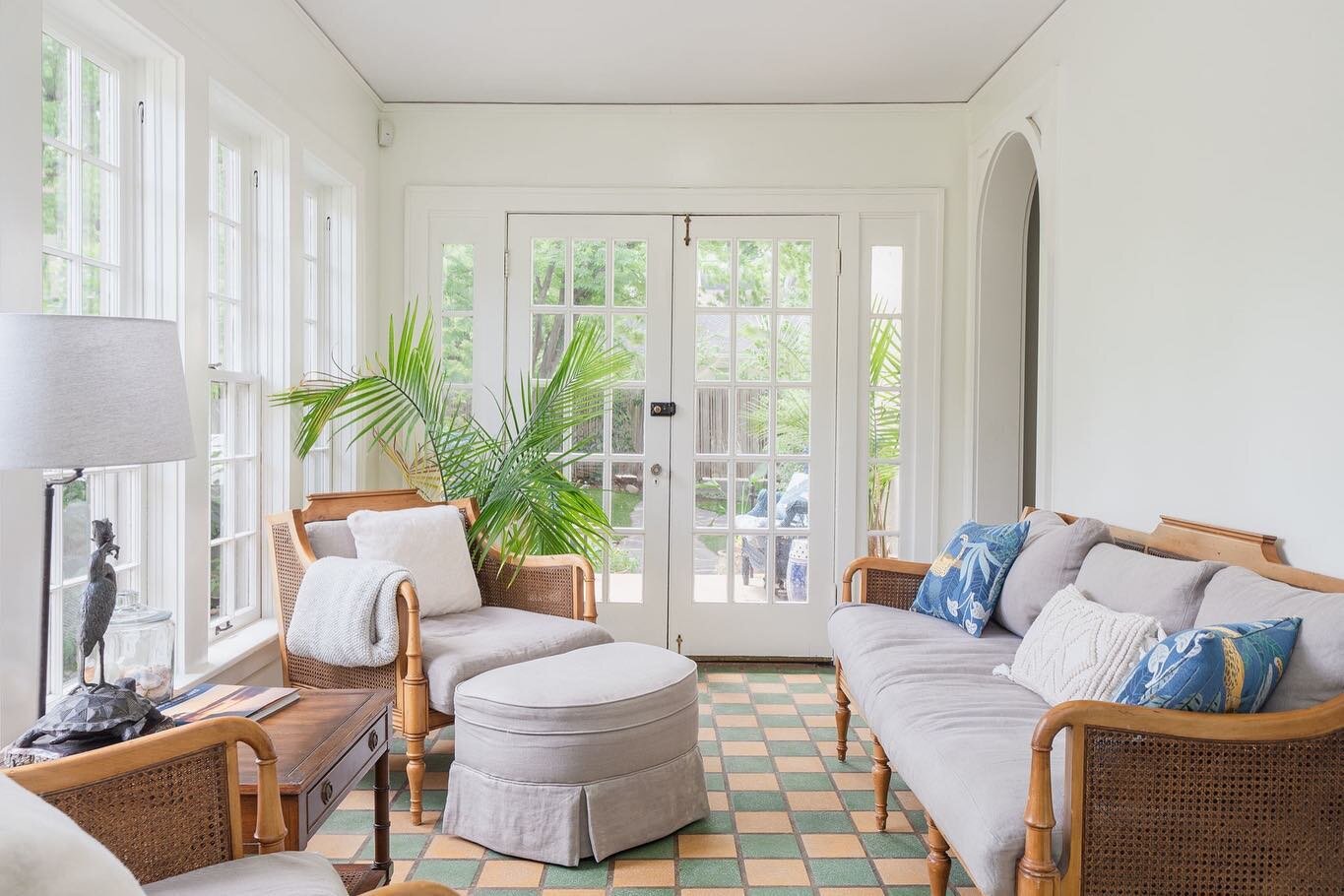 ✨ Featured Listing ✨ 400 NW 20th St Oklahoma City

Take a look at this #heritagehills beauty! What is your favorite part?  The updated kitchen, cozy reading spaces, or the backyard retreat? 

Offered by @roballen405 
Lifestyle photos by @sarah_strunk