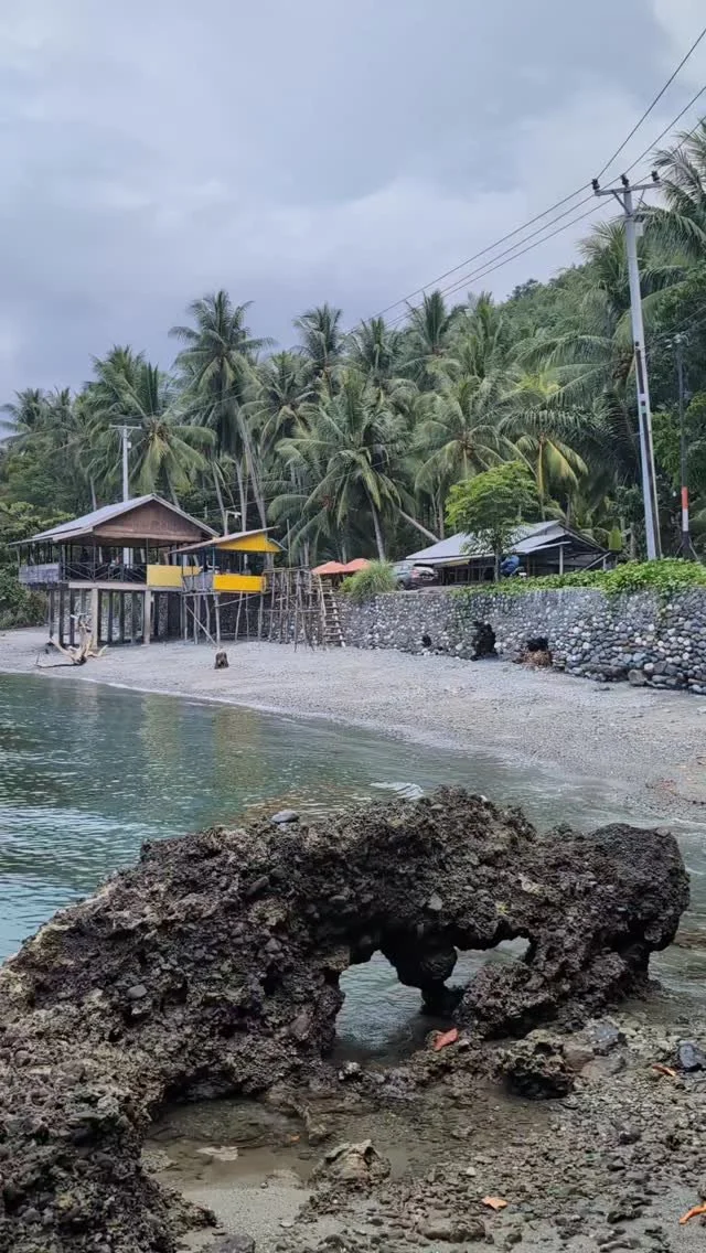Looking back towards the togien islands in Central Sulawesi.
#sulawesi #divetheunexplored #scubadiving #scuba #indonesia #mindblowing