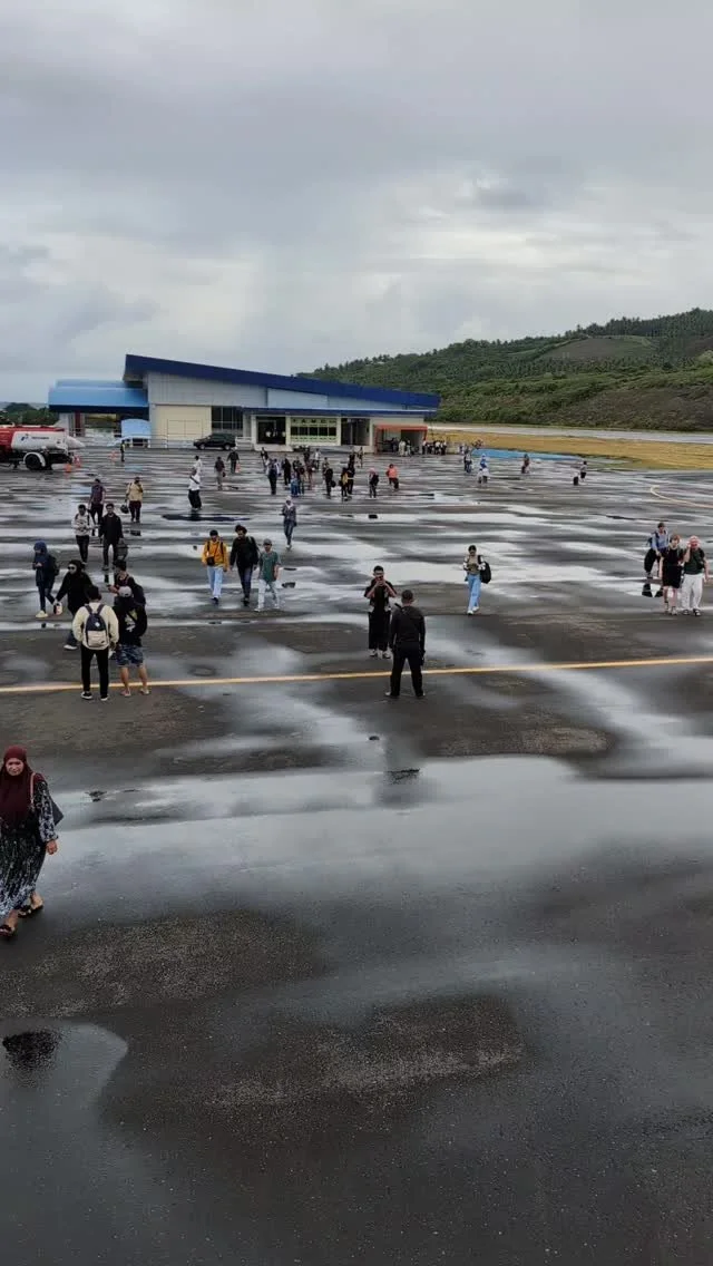 Departing from Luwuk Airport, an incredible piece of tarmac beside the scene. I just love the 100 m from the terminal to the aircraft.
#indonesia #batikair #orientafricatravel #divetheunexplored #scubadiving #scuba #diving #luwuk #bangai #bangaipro