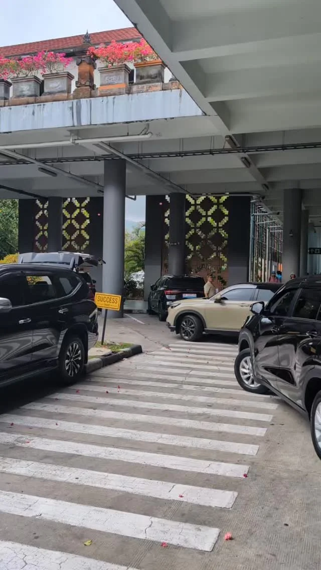 You arrived at International. You're in Bali!. You'll do anything to avoid going to Starbucks on arrival. So while you wait for your grab to turn up, you can sneak down to the staff canteen and go and get yourself a genuine Indonesian coffee. #kopisu