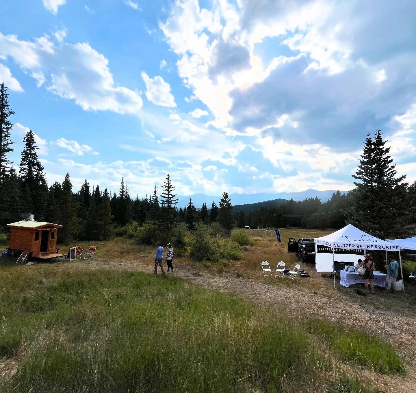 Not a bad setting for the @frankieswater tent and @sunshinesaunas this past weekend at @tennpassco ☀️
Cheers!