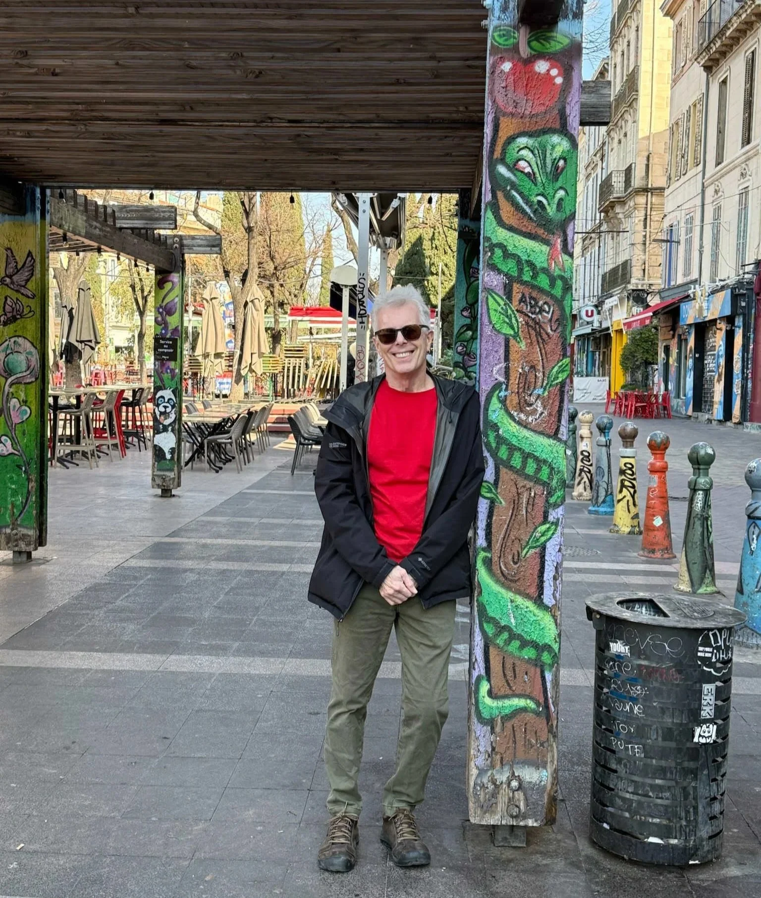 86 - Rick is tempted by the apple on Cours Julien.