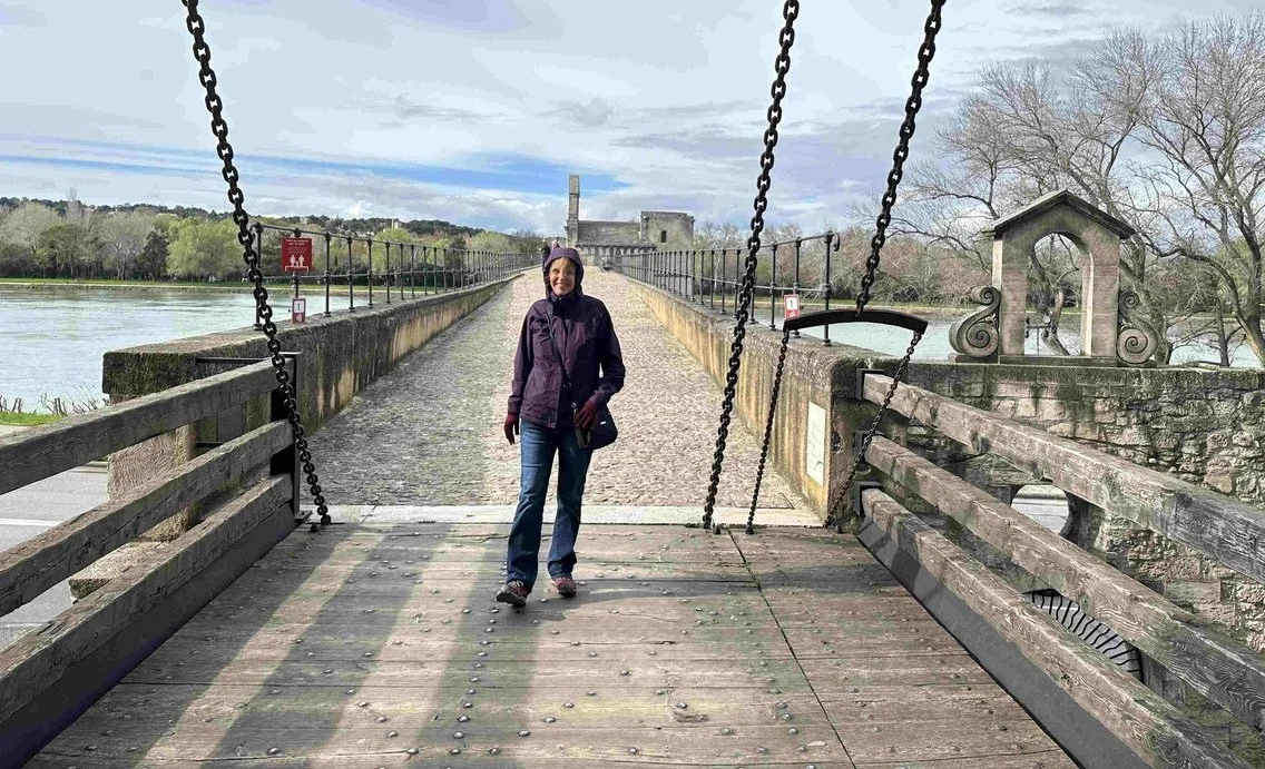 45 - Julie is first to set foot on the bridge, while Rick belts out "Sur le Pont d'Avignon" to accompany her first steps.