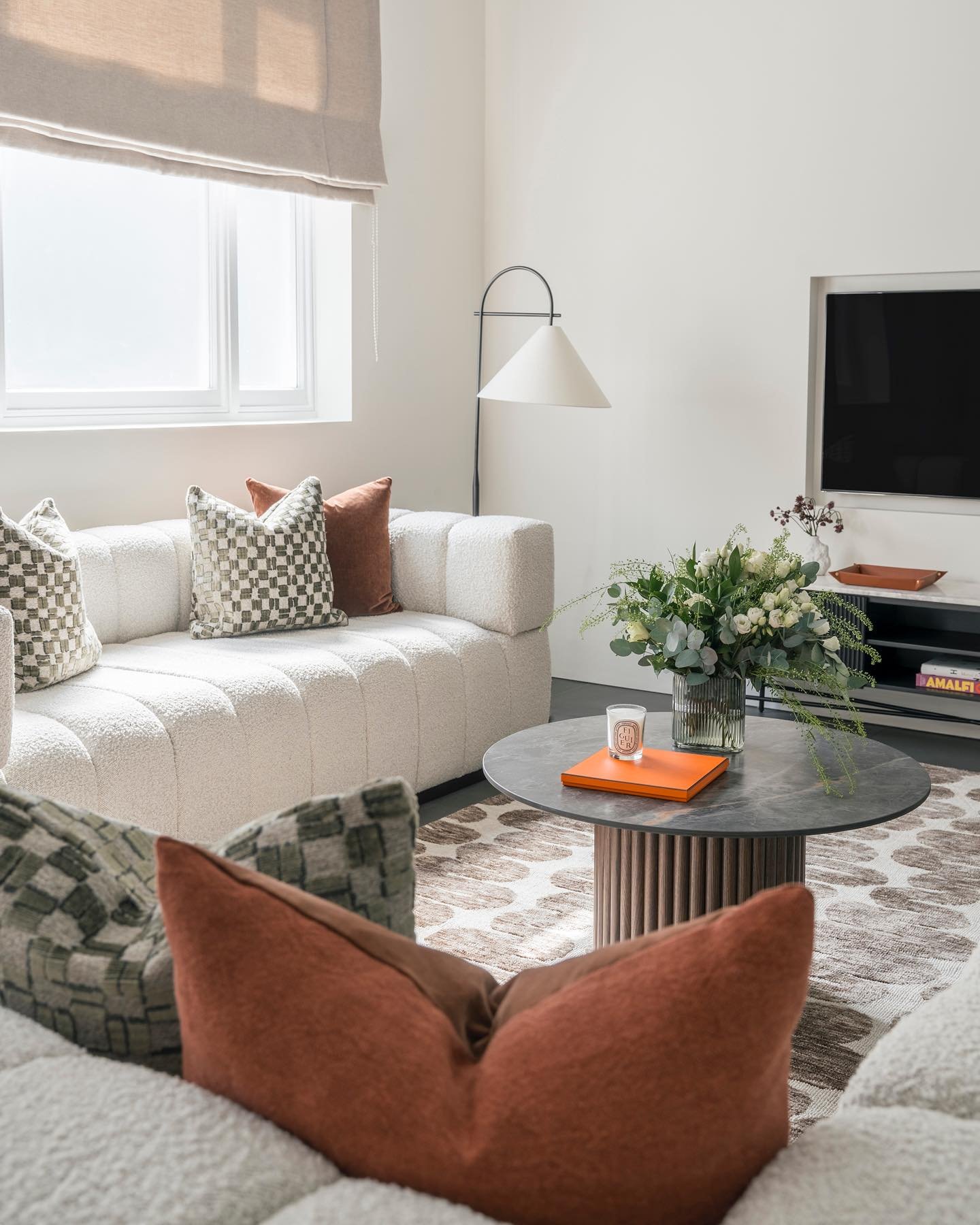 Our Marylebone Project
Our lovely clients wanted a neutral back drop, teamed with pops of rich colour tones, and playful form and texture. 
These large statement sofas were upholstered in a beautiful boucle fabric, complemented with cushions from @zi