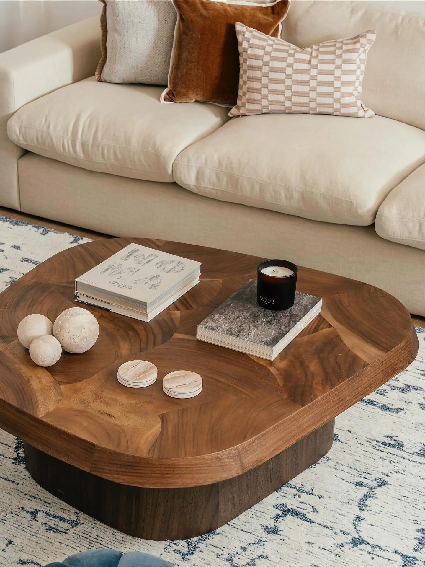 Sinking into this bespoke beauty by @thecotswoldbedcompany perfectly paired with an oyster-cut guanacaste wood coffee table from @sohohome &mdash; a match made in design heaven.
Warm earthy tones and soft pops of blue create balance &mdash; bold yet 