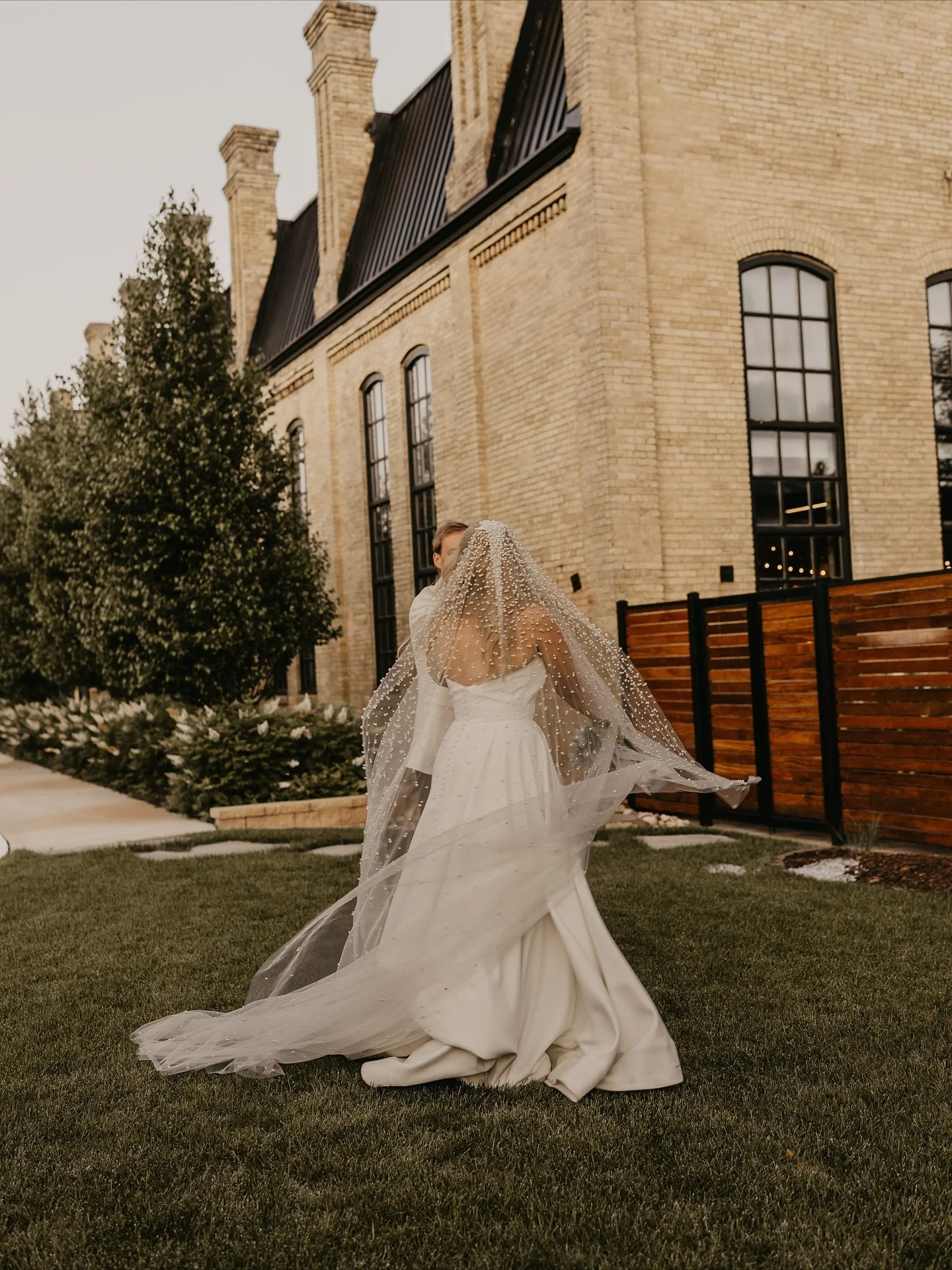 Some favs from 𝕘𝕠𝕝𝕕𝕖𝕟 𝕙𝕠𝕦𝕣 ☀️

#stpaulwedding #stpaulweddingphotographer  #minnesotawedding #mnwedding #minnesotaweddingphotographer #mnweddingphotographer #mnbride #minnesotabride #minneapolisweddingphotographer #twincitiesweddingphotograp