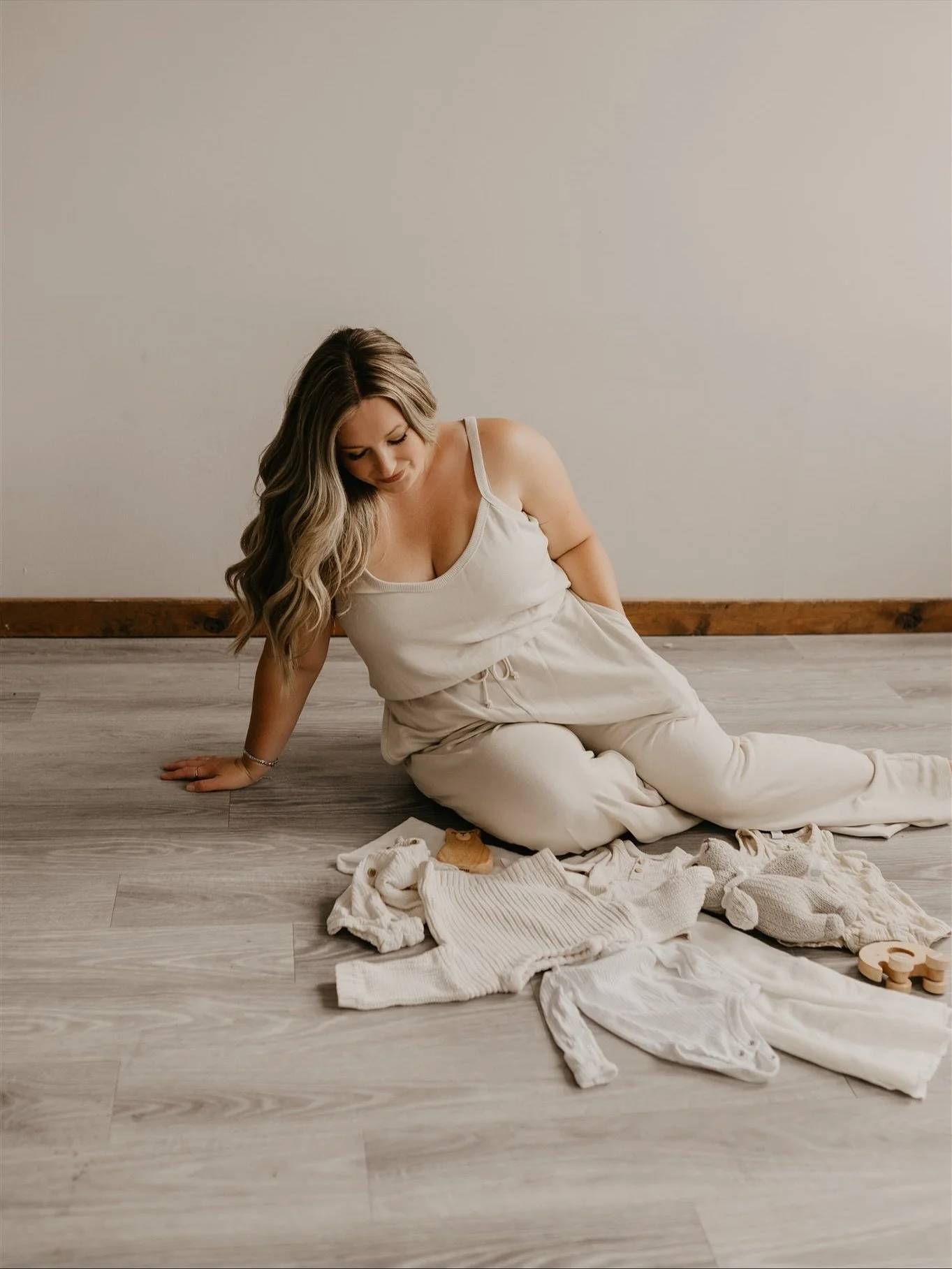 I&rsquo;m Laura 👋 wedding photographer, newborn snuggler (and photo taker), and mom to two kids who keep me laughing (and caffeinated). I call Stillwater home, but I&rsquo;ll travel anywhere this amazing job takes me.

Here, you&rsquo;ll find:
✨ Wed