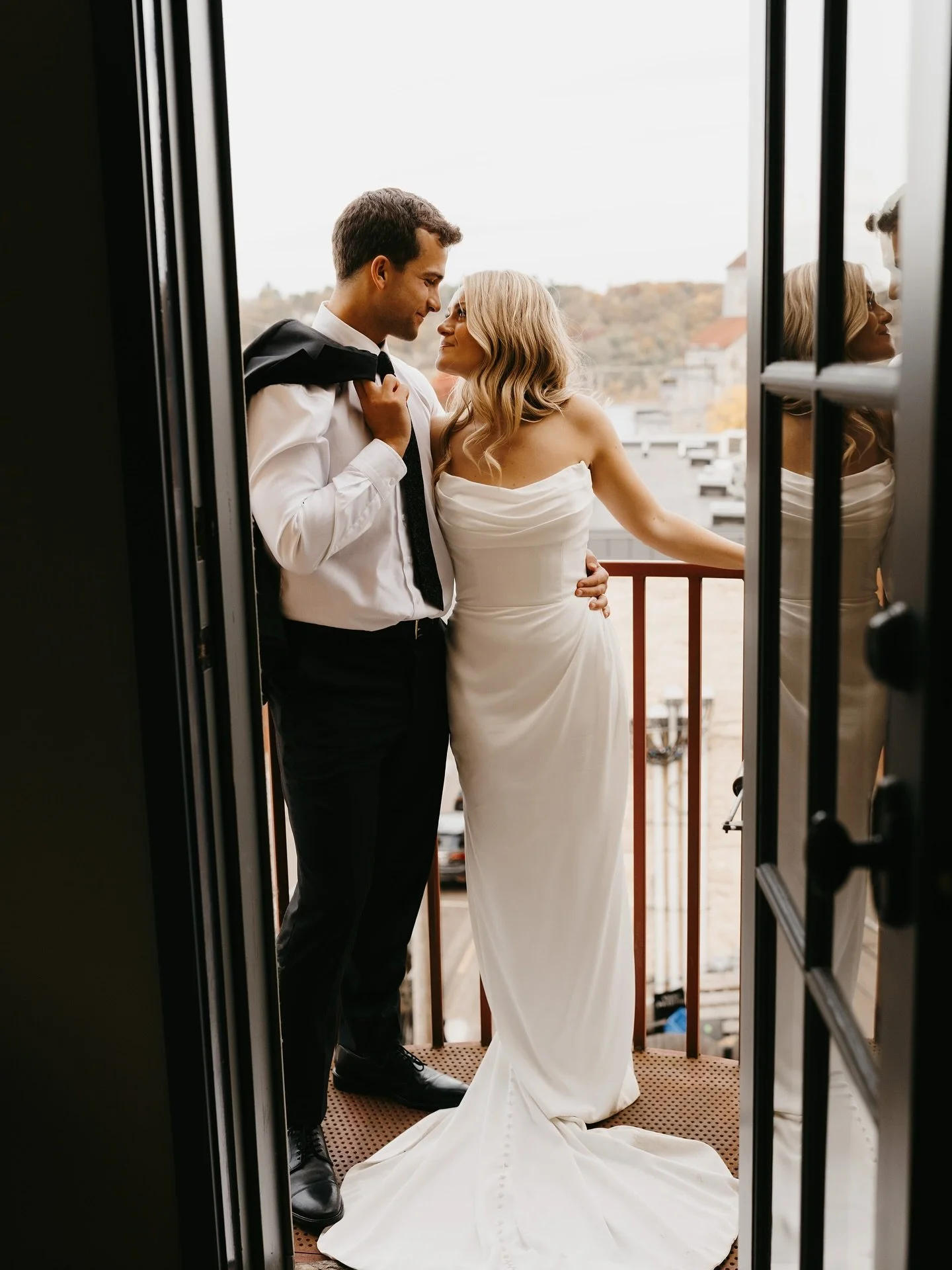 Cheers to the Barnards! 🥂

Last wedding of 2025 𝒄𝒐𝒎𝒑𝒍𝒆𝒕𝒆𝒅

Venue | @lora_hotel @camrosehill 
Photographer | @laurabankenphotography 
Wedding Coordinator | @hannamarieevents 
Hair &amp; Makeup | @taylormariebeautyllc 
Floral | @camrosehill 
