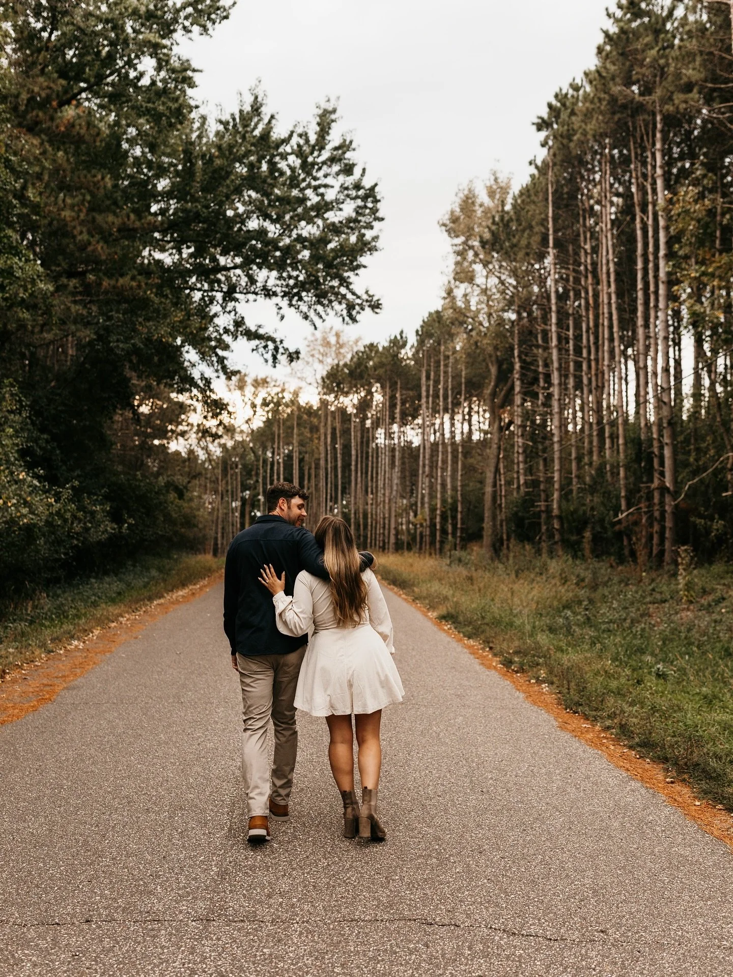 They turned their own backyard into the coolest little forest hangout 🌲🤍

Just two people joking around, wrapped in soft light, and genuinely enjoying each other. 

There are plenty of epic locations for good photos. But a space that feels like YOU