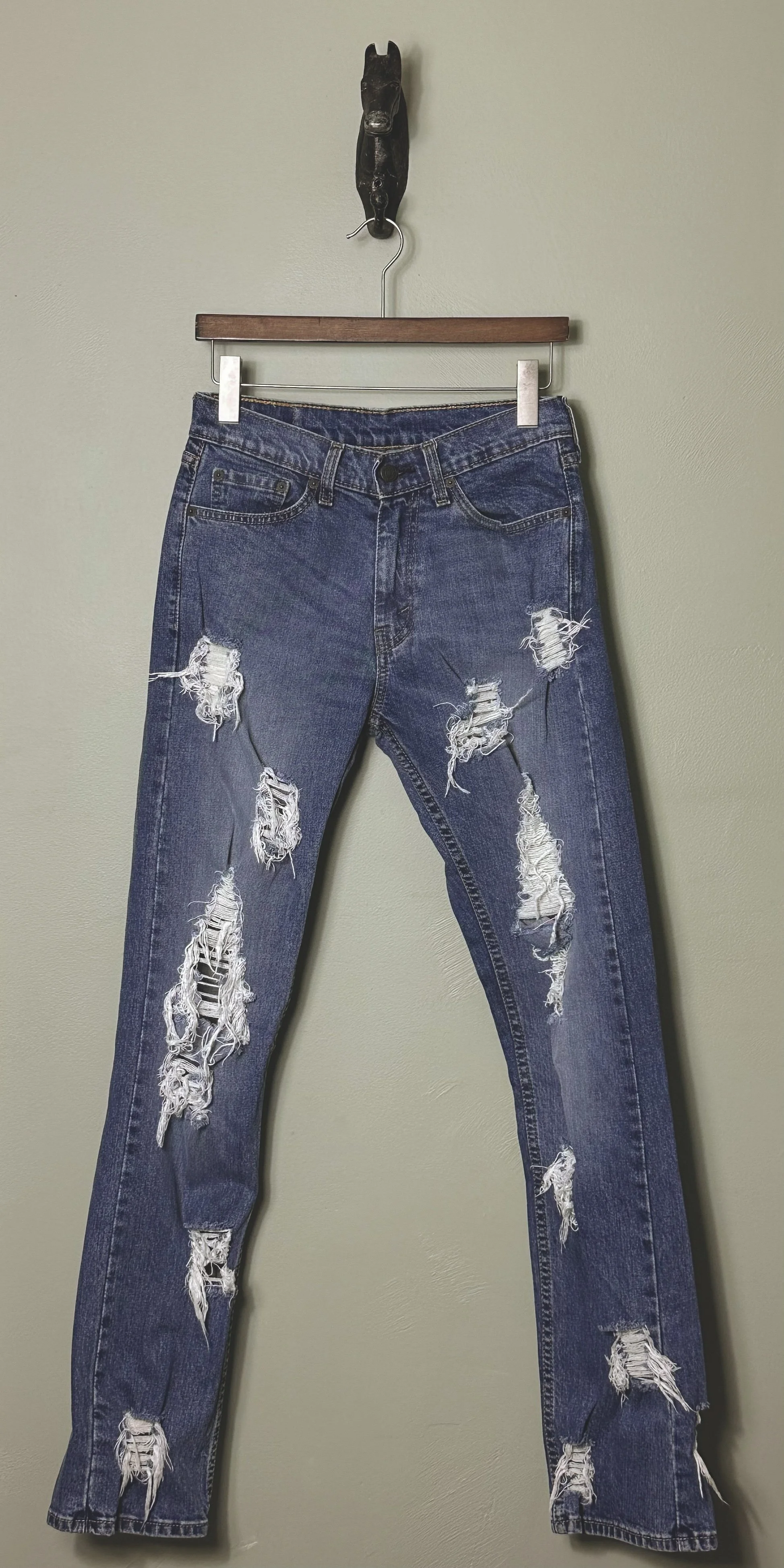 LevisDistressJeans_Front.JPG