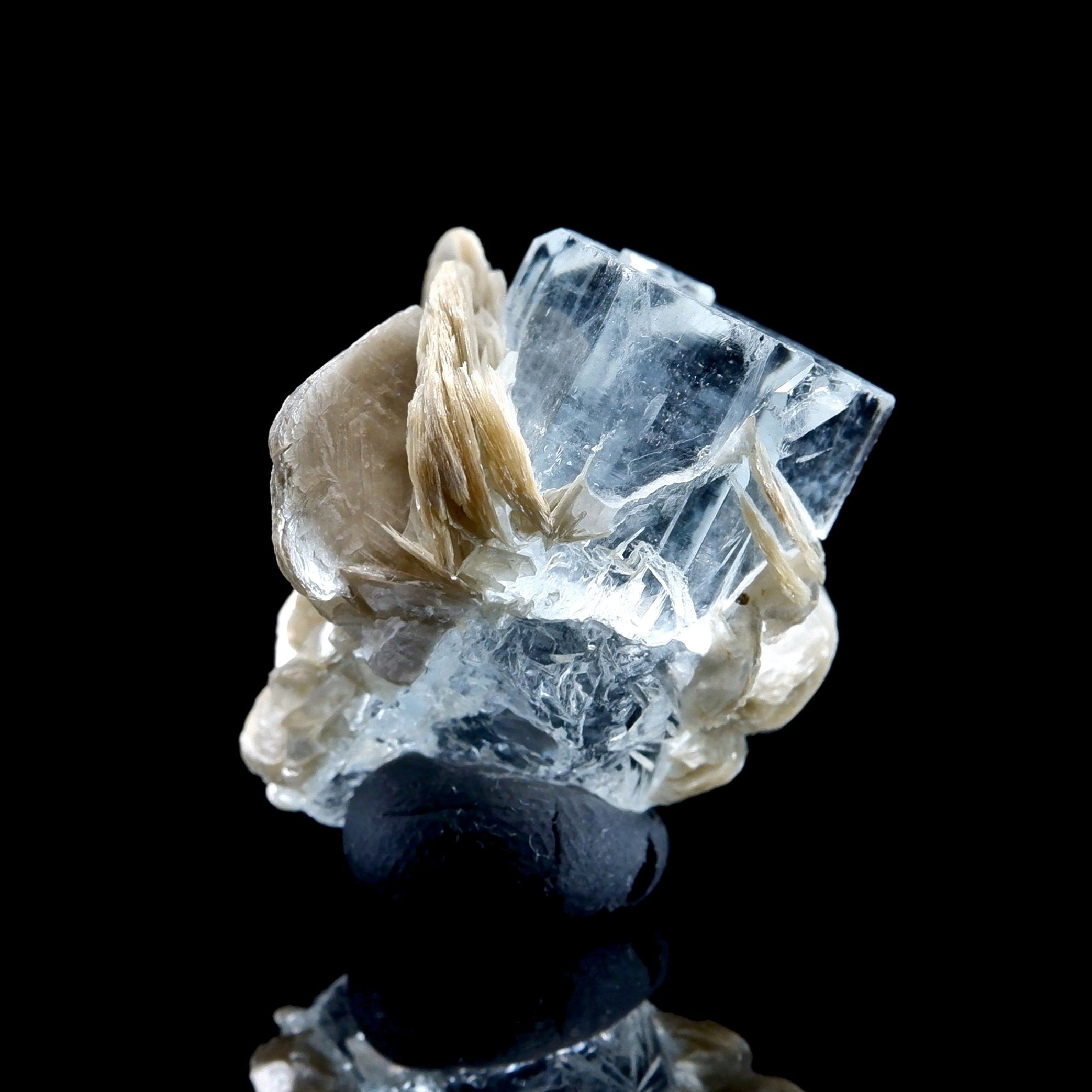 Aquamarine w/ Muscovite