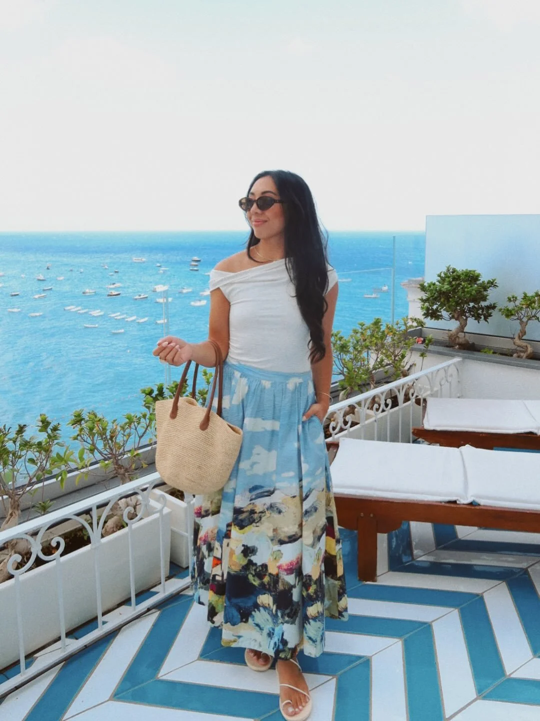 The rain in Positano couldn&rsquo;t stop us from having a good time 🤭🌊

#positano #italytrip #italyoutfit #eurosummer #summerstyle