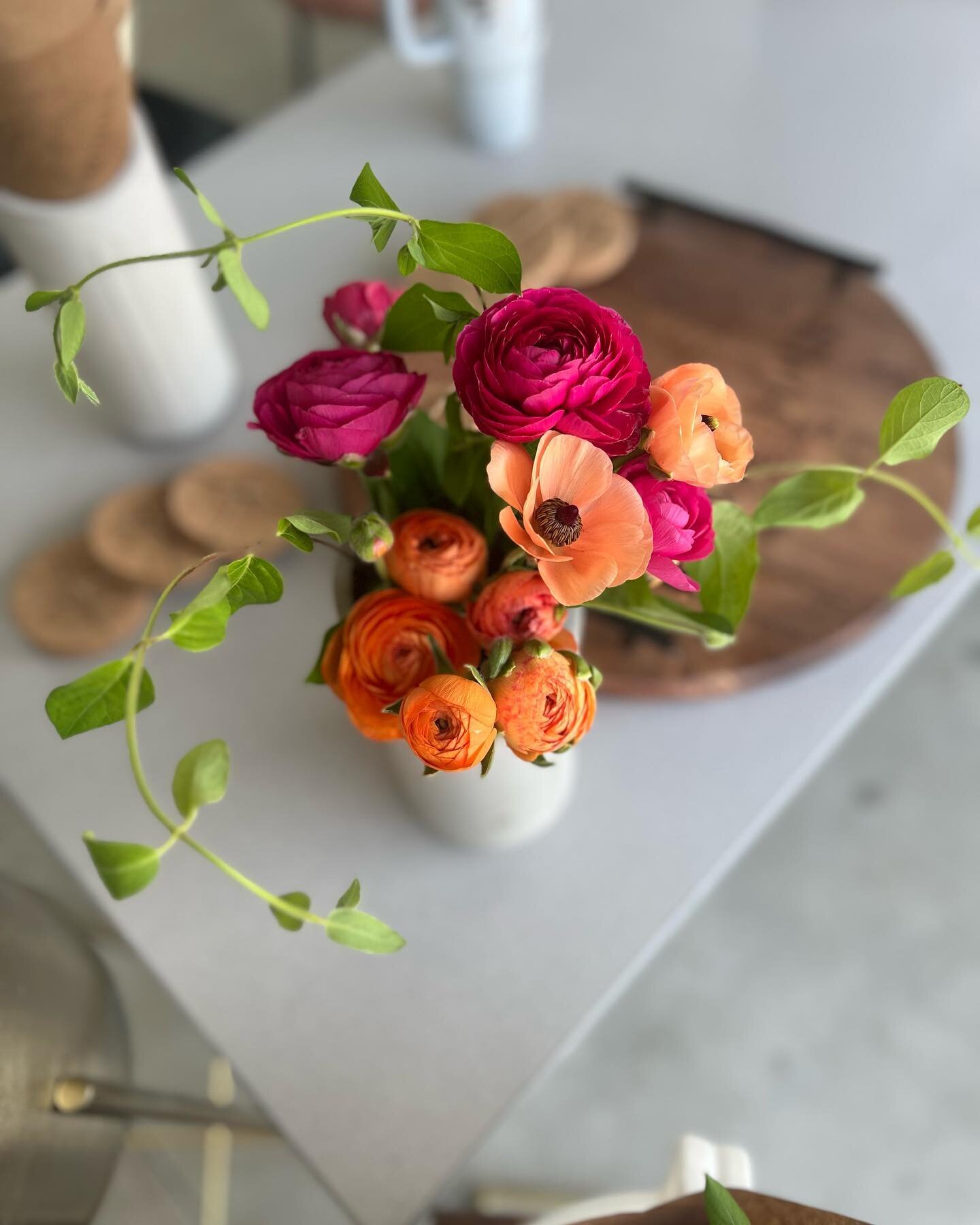Ranunculus and honeysuckle vines for those early summer vibes. ☀️ 

#dontberanunculus #spokaneflowers #spokaneflowerfarm #spokanecutflowers #smallbusinessowner #spokanesmallbusiness #cutflowerfarm #sustainableflowers #pnwflowers #pnwflowerfarmers #ra