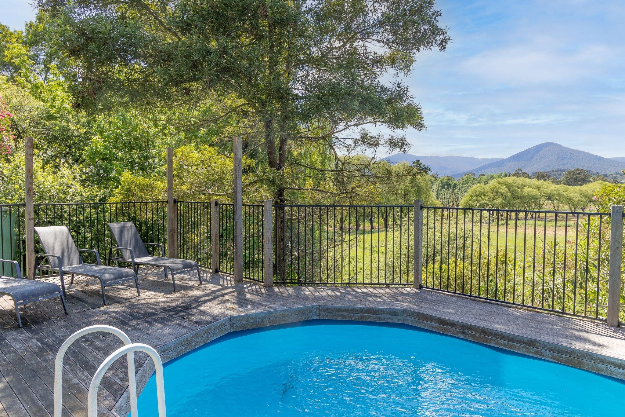 Swimming with a view! Enjoy your summer by the pool at Willowbank 💦