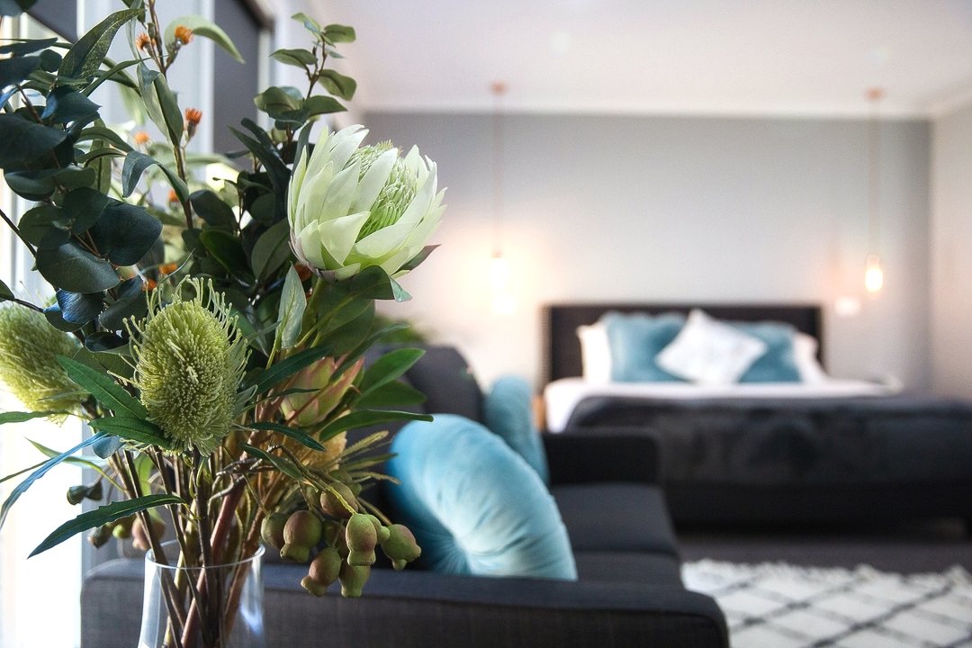 One of our most popular homes for wedding parties - QUPI House 💍 

Big and bright, QUPI is perfect for bridal parties to get ready for the big day with a beautifully lit interior perfect for makeup photographs 📸

QUPI House sleeps 12, has 5 bedroom