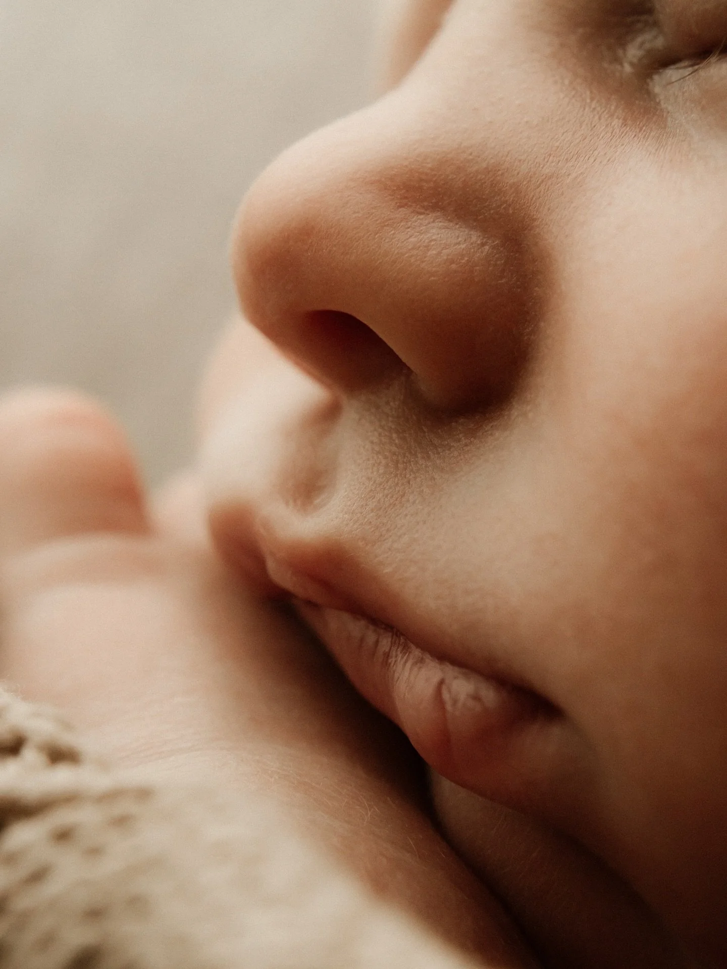 Natural newborn photos have my heart. ❤️ A perfect morning in the studio with darling Declan at 4 weeks in the world 🌎 

&mdash;&mdash;&mdash;&mdash;&mdash;&mdash;&mdash;&mdash;&mdash;&mdash;&mdash;&mdash;&mdash;&mdash;&mdash;&mdash;&mdash;&mdash;&m