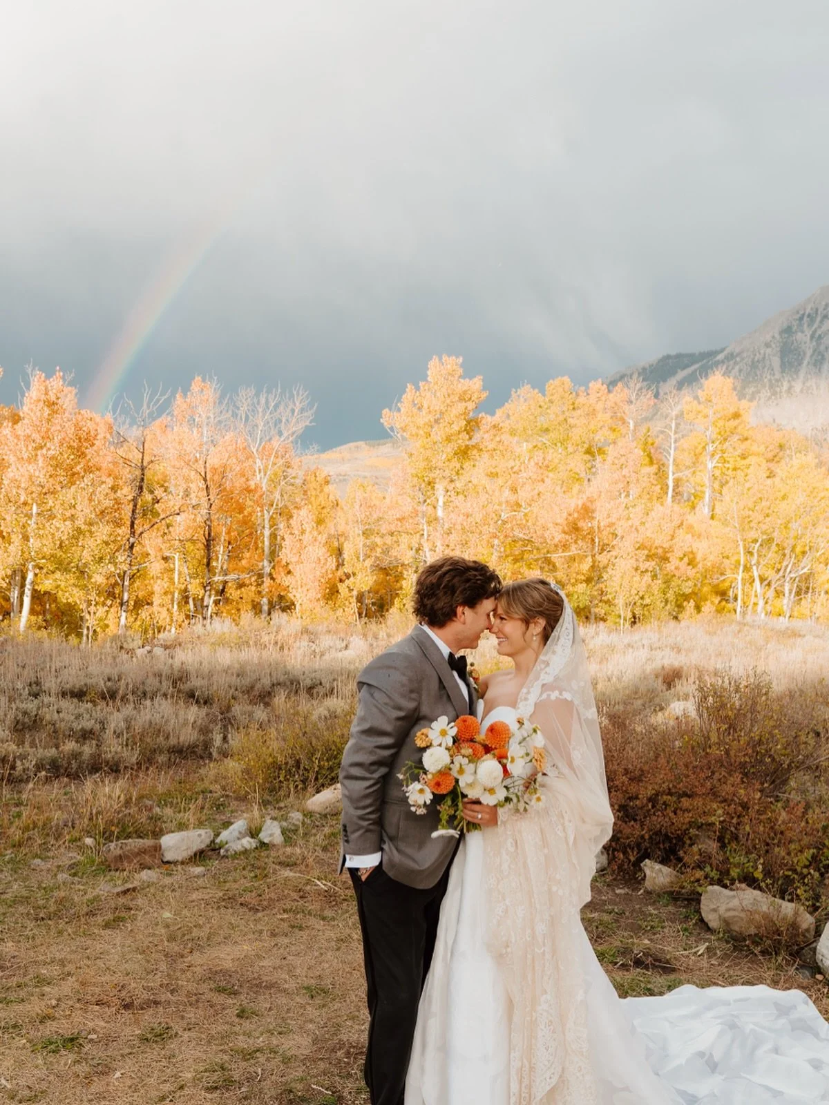 because sometimes you get the most perfect fall day to celebrate a perfect couple with a perfect team 🙂&zwj;↕️

Photography: @averyfriendphotography 
Planning: @sixth.street.events 
@mohag.angel @dangel.zone