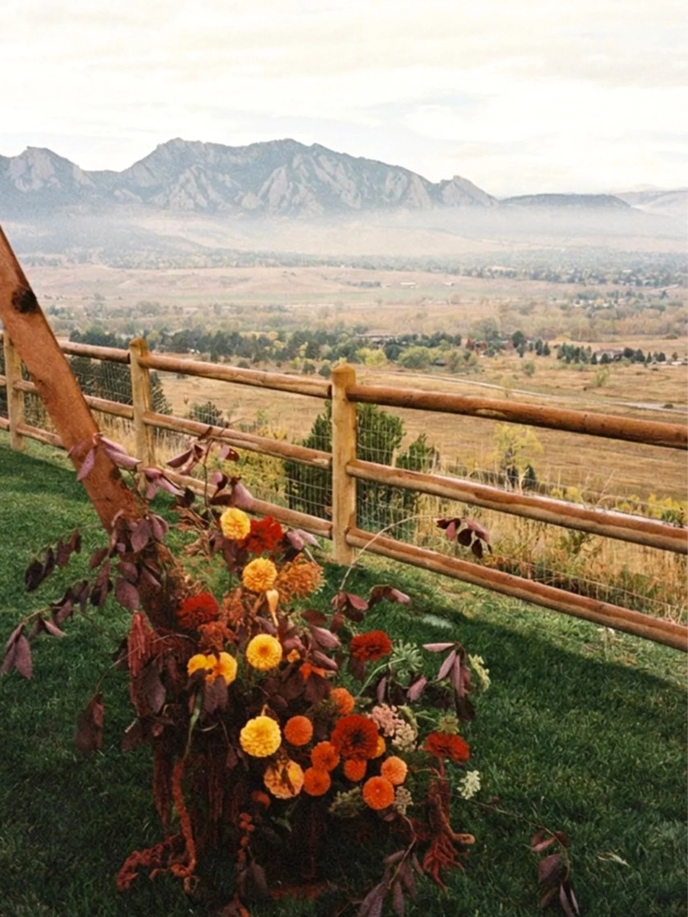 there is something oh so special about feeling summer turn to fall&hellip; 
the way the clouds linger in the mornings, color palettes that include darker pops of burgundy and brown, wind with a little extra bite. 

in honor, here&rsquo;s a wedding fr