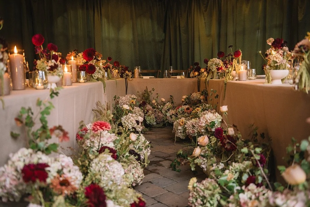 transforming spaces, like this intimate and personalized table-scape, with @luckypennyevents is always dreamy ✨

looking forward to more of this in the new year. hope you all have been filled with warmth in these first few days of 2026

Photography: 