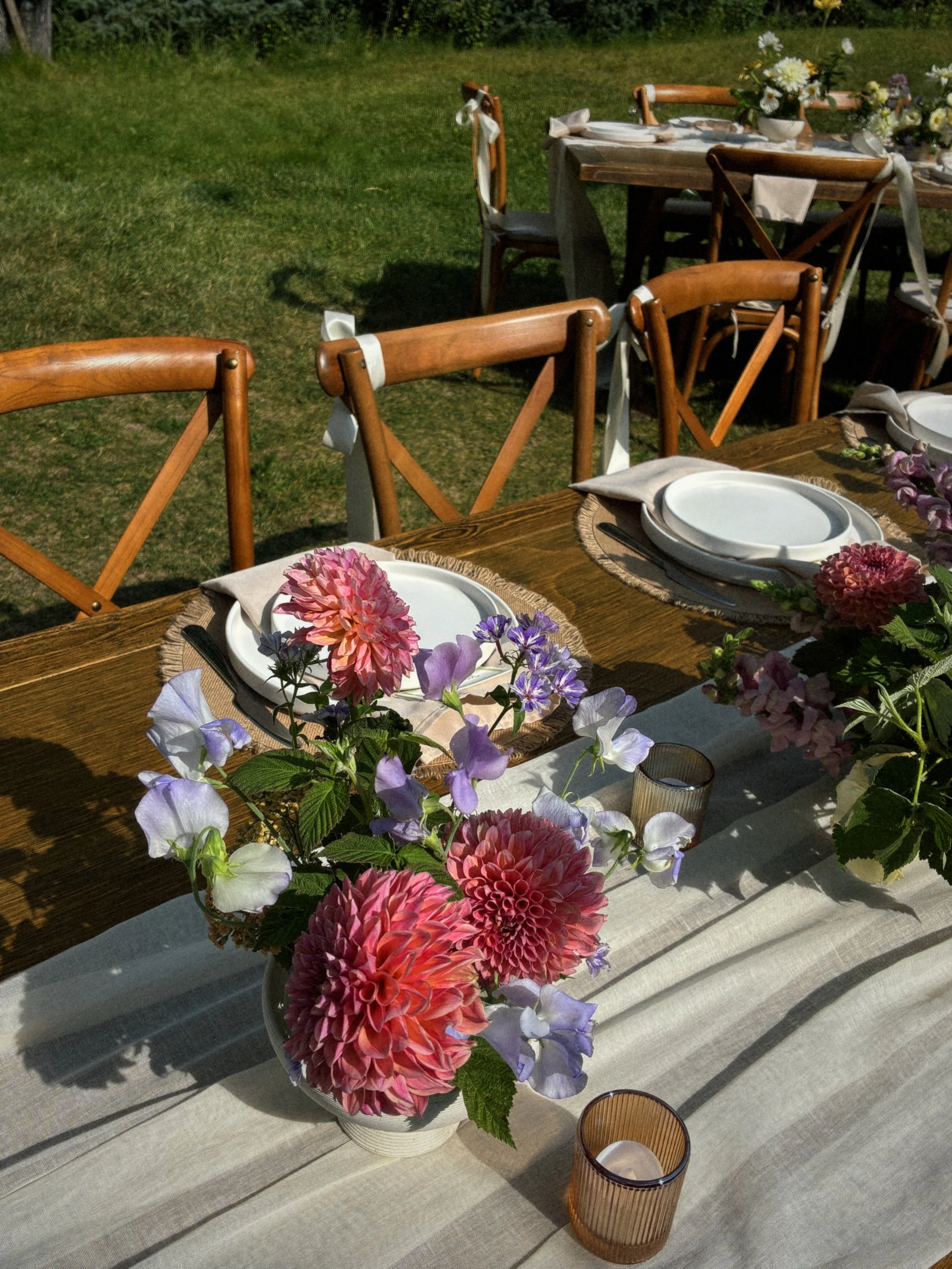 the night before&hellip; a delightful little backyard style gathering for all the nearest and dearest. We loved making it extra special by bringing a flower forward design to the tables 

all Colorado grown beauties 🌸