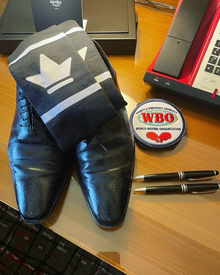 Chris pulling out the Proper socks to judge a world title fight tonight 🔥

@handsup_chindown 

#proper #boxing #boxingtraining #club #properboxing #hardwork #wbo #worldboxingorganization #judge #ref #referee #bigtime #phoenix #arizona #phx #strivefo