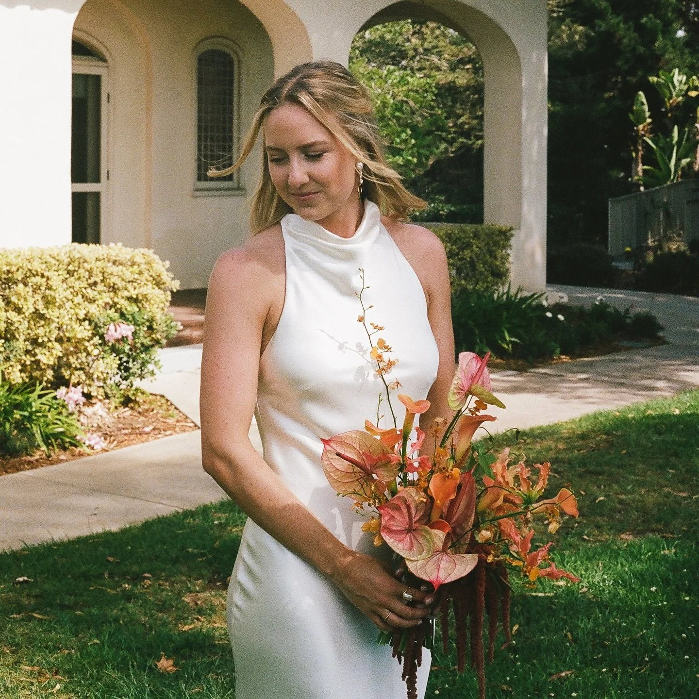 Been manifesting more colorful weddings like Katherine &amp; Chuck&rsquo;s 🍊✨

Go to picture 8 for the perfect bridesmaids&rsquo; getting ready outfit 🌞

Planner @iloveyoumoreevents 
Photography @elenastantonn 
Second shooter @thewhitejackalope 
Fl