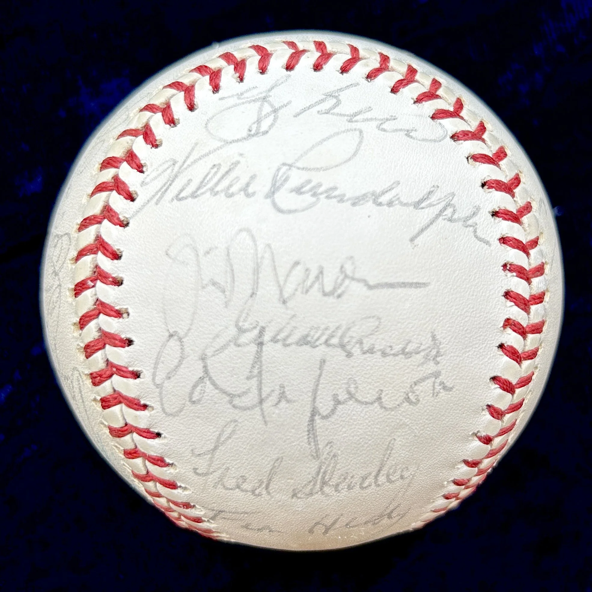 1976 New York Yankees Team Signed (26) Official American League Baseball. Thurman Munson, Yogi Berra, Bob Lemon. Beckett