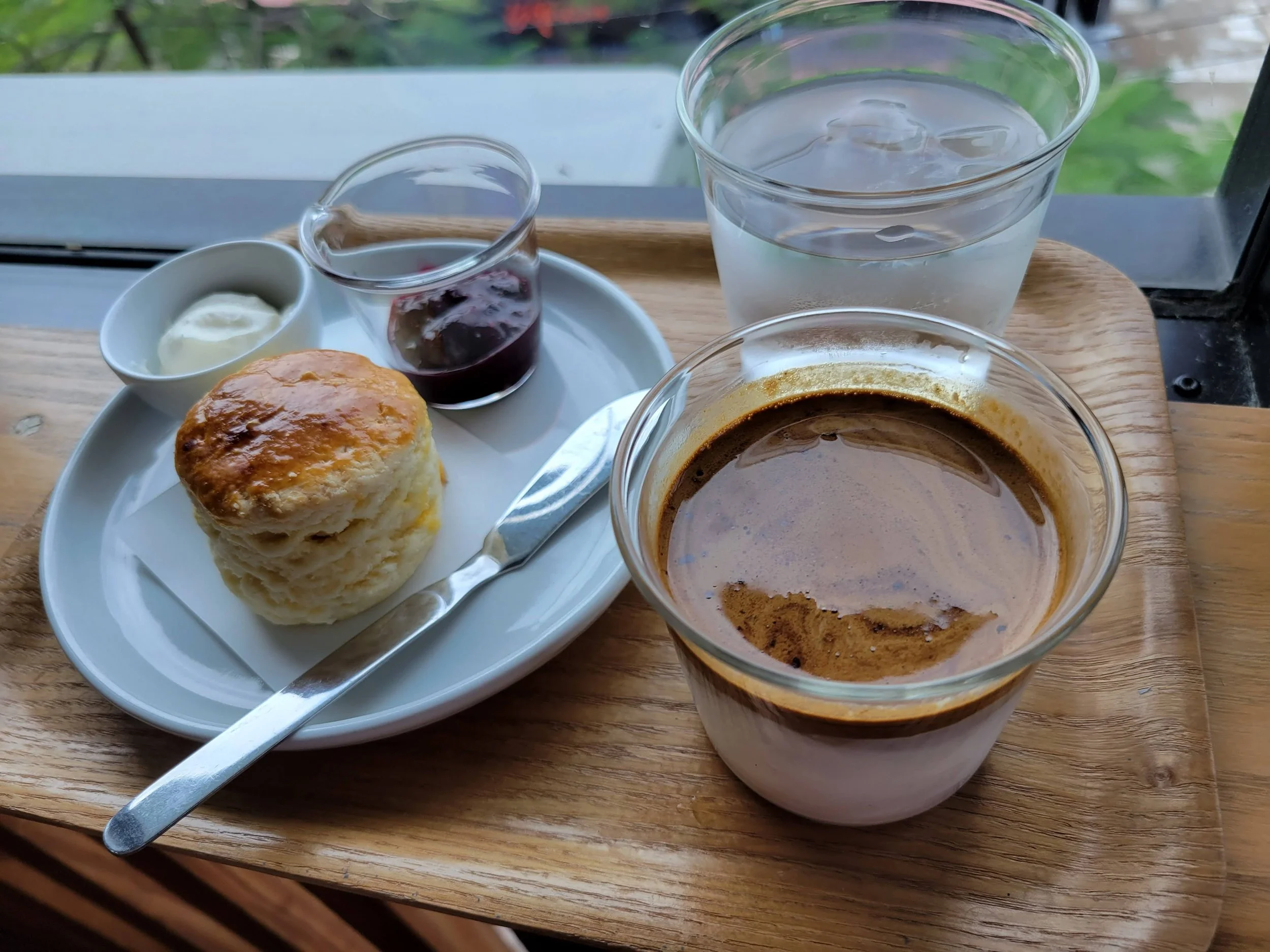 Coffee and scone at fohhide