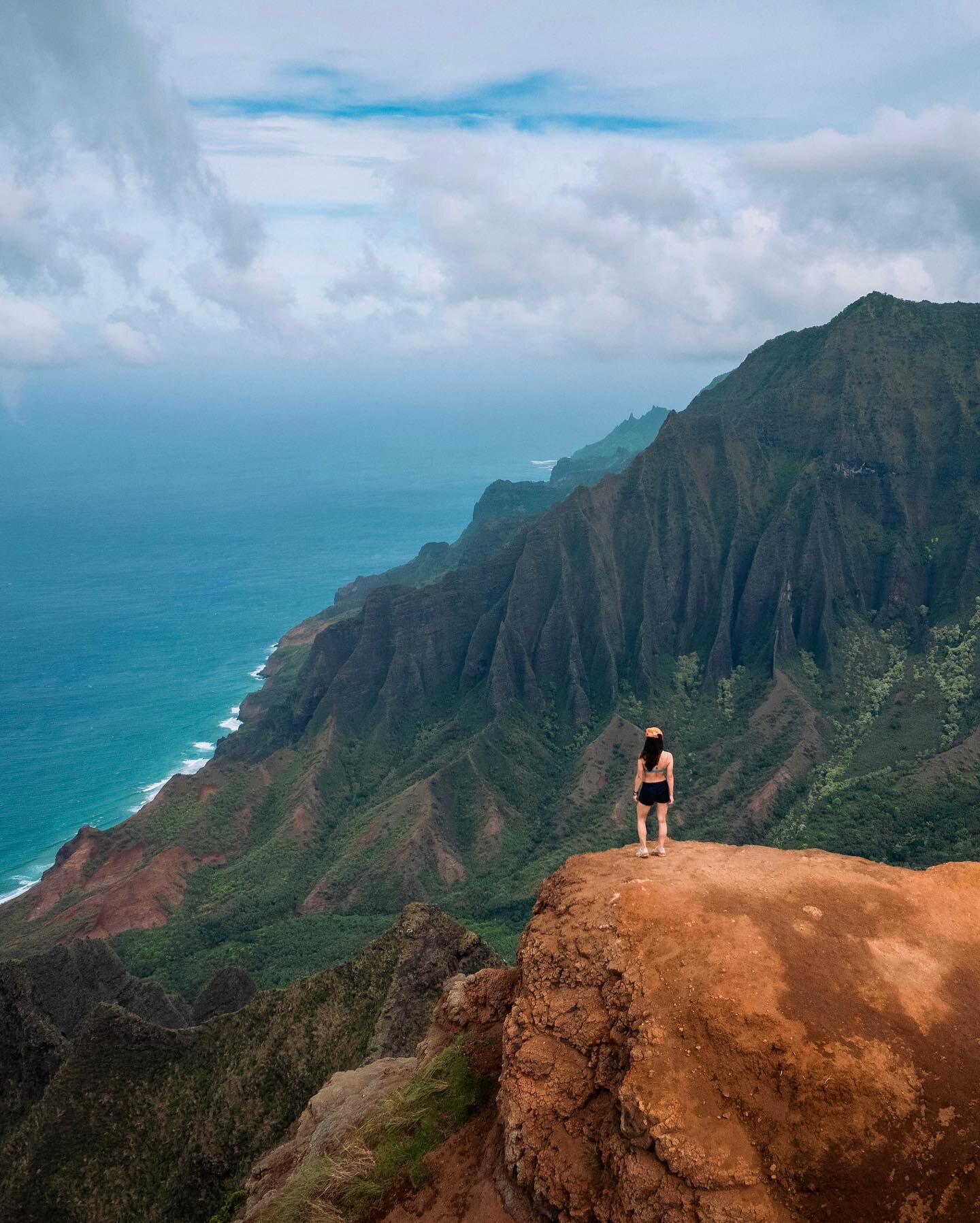 Reminiscing this stunning coastline. Can&rsquo;t wait to return one day 🥺
.
.
.
.
.
.

 #keepitwild #hawaii #ilovehawaii #hawaiilove #hawaiitrip #hawaiian #hawaiivacation #hawaiiphotographer #hawaiitravel #hawaiiphotography #hawaiiinstagram #girlsbo
