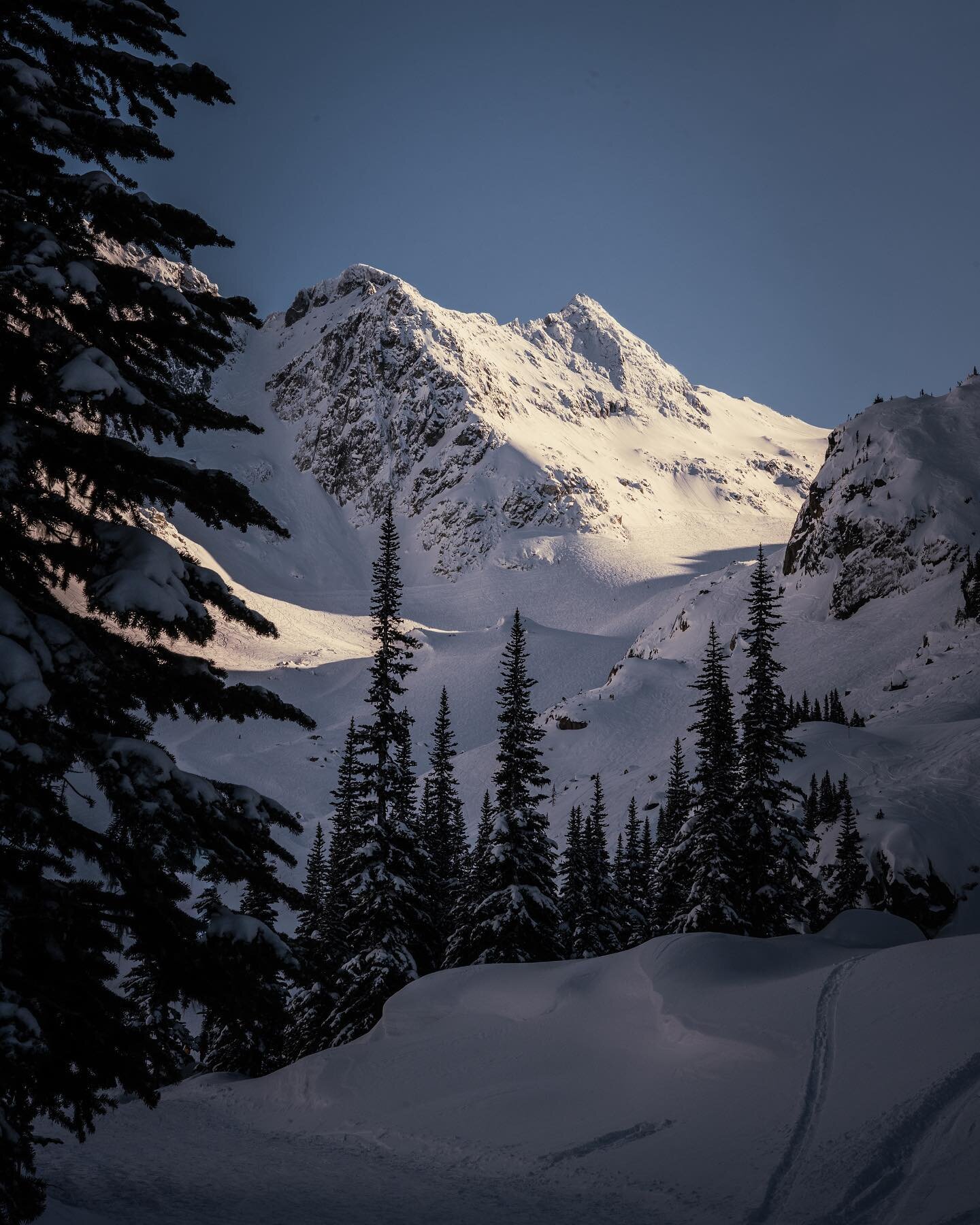 a rare bluebird day off Whistler bowl ❄️😌
.
.
.
.
.
.

 #whistler #canada #britishcolumbia #vancouver #visitwhistler #winterfeed #winterphoto #winterphotos #winterphotoshoot #winterphotography #winterphotosession #winterphotographer #winterphotoidea
