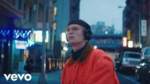 Gus Dapperton "I'm Just Snacking" 