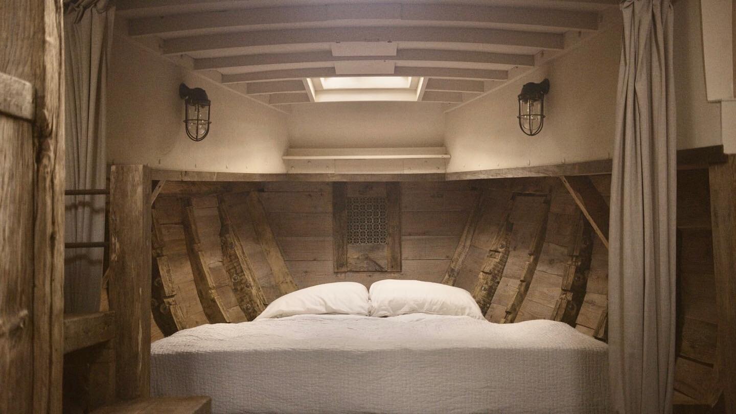 The bed in the Mooph spans 9 feet at it&rsquo;s widest point which makes it feel incredibly comfortable and spacious, the roof hatch is great for star gazing and brings natural light into the room .
Really pleased how it turned out and is one of my f