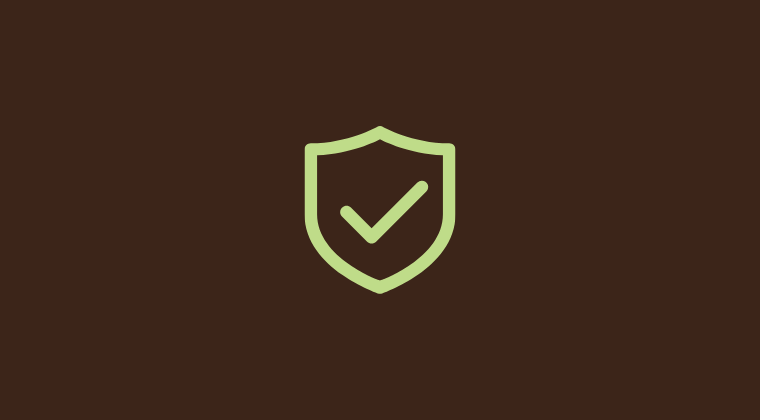 Groene shield met vinkje op een bruin achtergrond, symbool voor bescherming of beveiliging.