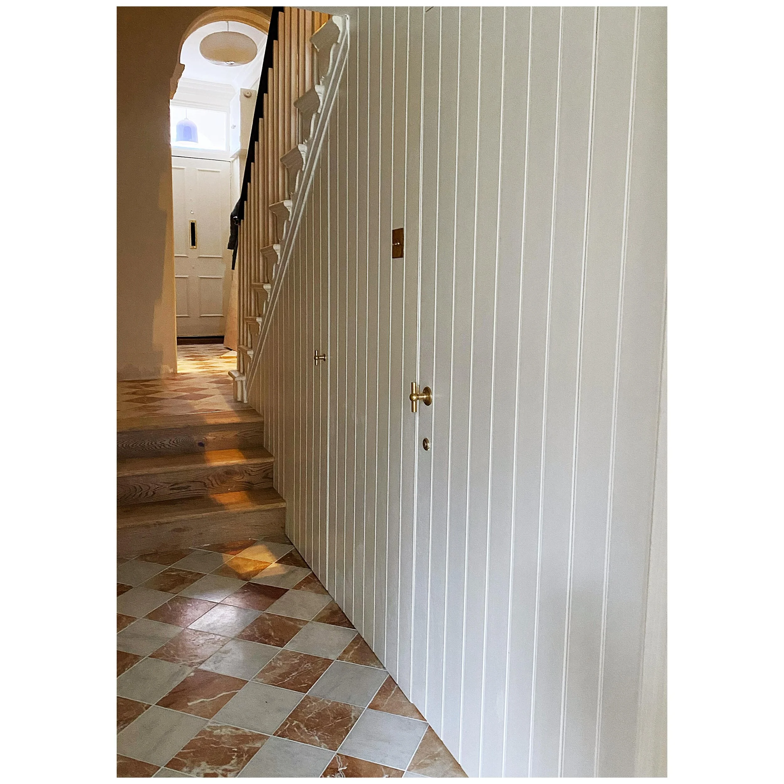 Hallway panelling and hidden doors looking lovely at today&rsquo;s site visit&hellip; behind this is a gorgeous new guest wc and under stairs storage.

#interiordesigninspo #interiordesigner 
#interiors #interiordesign #interiordesignlondon #interior