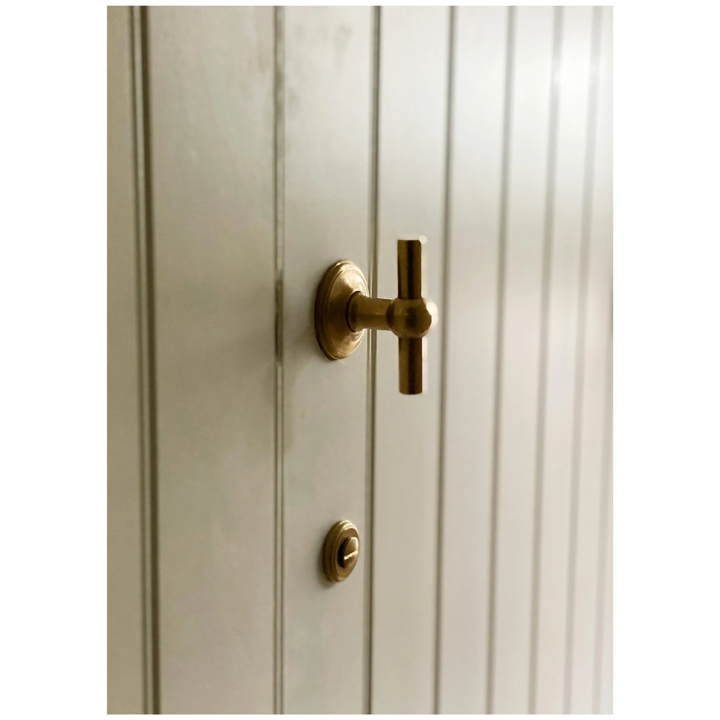 Love little accents of brass against this panelling&hellip; it&rsquo;s all about the details

#interiordesign #interior #interiors #interiordesignlondon #interiorstyling #brassaccents #brasshardware #corston #studiosacreste #hallwaydesign