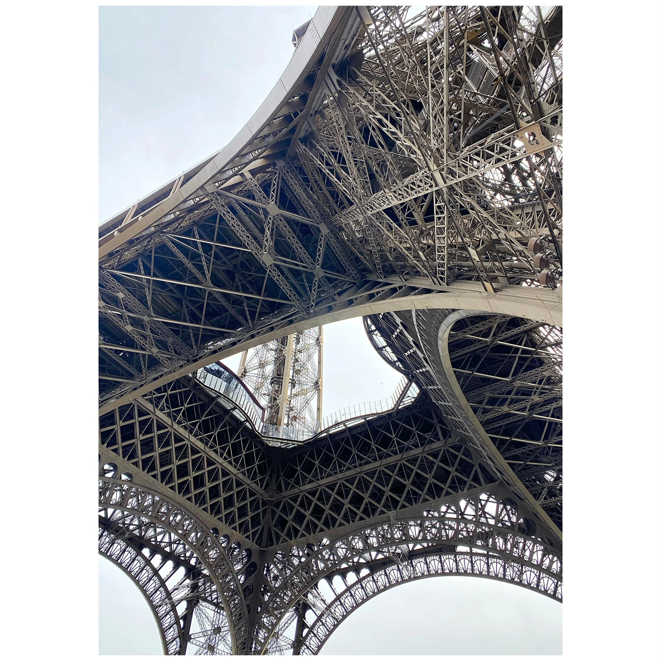Une petite pause &agrave; Paris pour appr&eacute;cier l&rsquo;architecture&hellip;

#interiordesign #interiorinspo #architecture #architectureparis #interieur #architecturefran&ccedil;aise #engineering #toureiffel #studiosacreste #studiosacresteontou