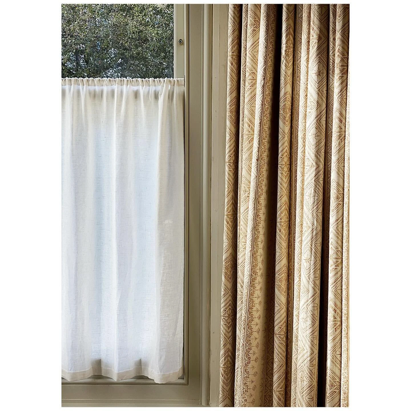 What a gorgeous combination&hellip; curtains and cafe curtains recently installed at our Camberwell project.

#interiors #interiordesign #interior #interiorstyling #interiordesignlondon #curtains #cafecurtains #livingroom #livingroomdesign #livingroo