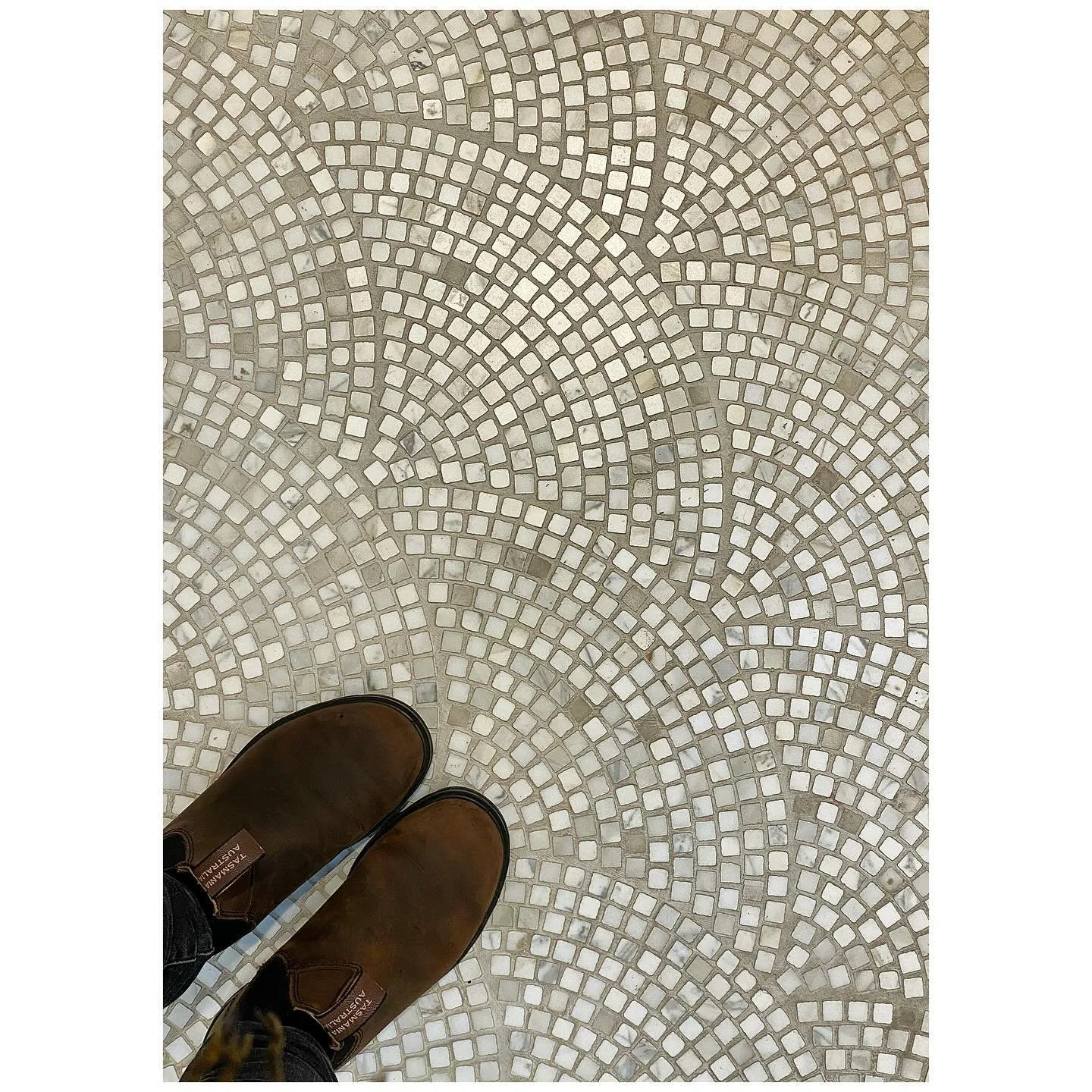 Tile inspo for a current project&hellip; 

#interiordesign #interiors #interiorstyling #interior #floortiles #tileinspo #mosaictile #studiosacreste