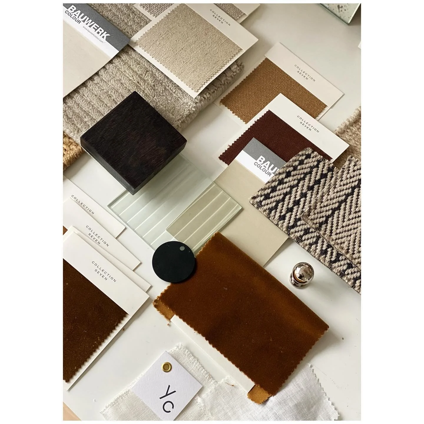 Lots of scheming going on in the studio today&hellip;

#interiordesign #interiordesignersuk #interiordesigneruk #interiordesignlondon #interiordesignlovers #materials #samples #livingroomdecor #livingroomdesign #studiosacreste #interiordesigner #inte