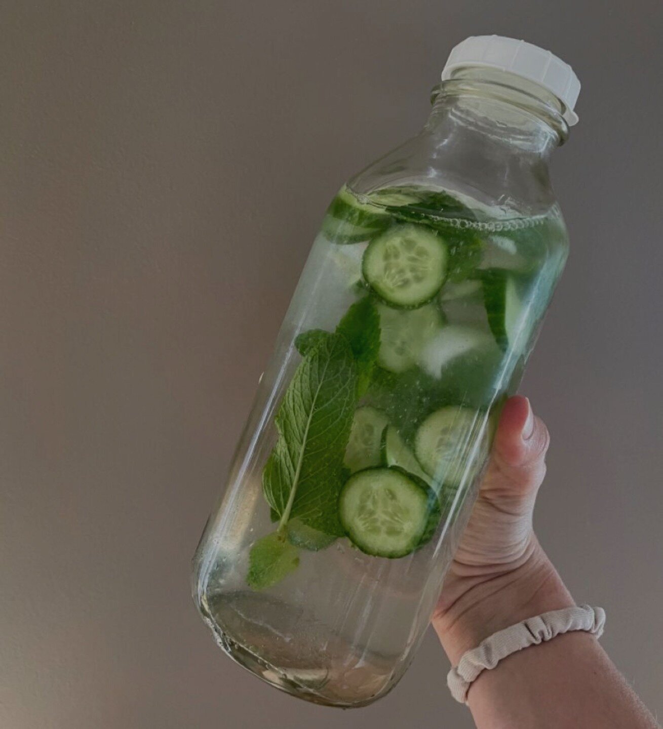 Infusing your water with cucumber provides amazing health benefits such as:

🥒 Aids in weight loss
🥒 Lowers blood pressure 
🥒 Improves bone health
🥒 Clears up skin

What do you like to add to your water for additional taste and nutrients?

#calab