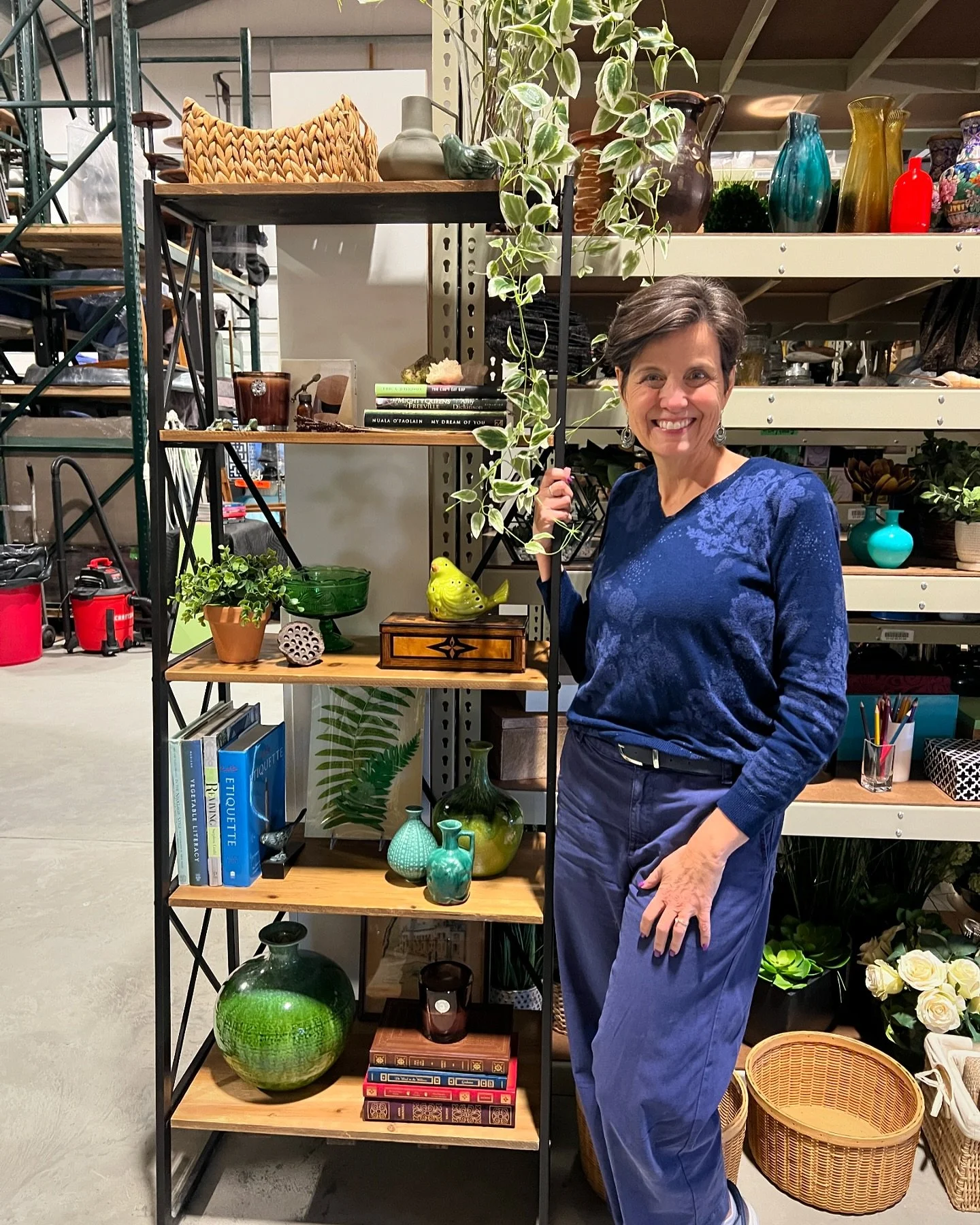 Got some great tips on how to style bookshelves from my wonderful client Dawn of Staged Ryte — so fun! I’m already planning my new year bookshelf refresh. Next workshop is on table top styling (Dec 7). If you live #intheberkshires you sho
