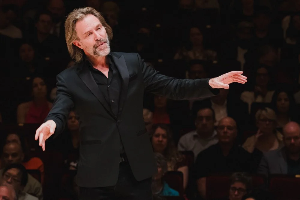 @ericwhitacre conducting his own music at @carnegiehall with @dciny

#dwphotony #carnegiehall #dcinyconcerts #ericwhitacre #choralmusic #classicalmusic #concertphotography #nycmusic