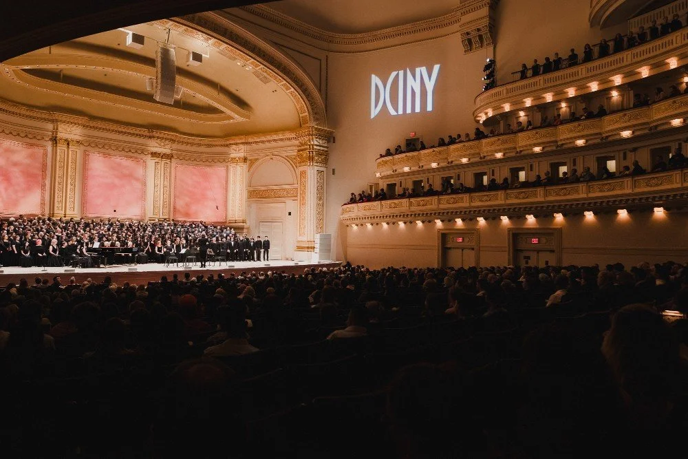 The closer: act 2 held the stage while act 1 sang down from the balcony for the @carnegiehall premiere of Stopping by Woods on a Snowy Evening, conducted by @ericwhitacre with @dciny.

#dwphotony #carnegiehall #dcinyconcerts #ericwhitacre #choralmusi