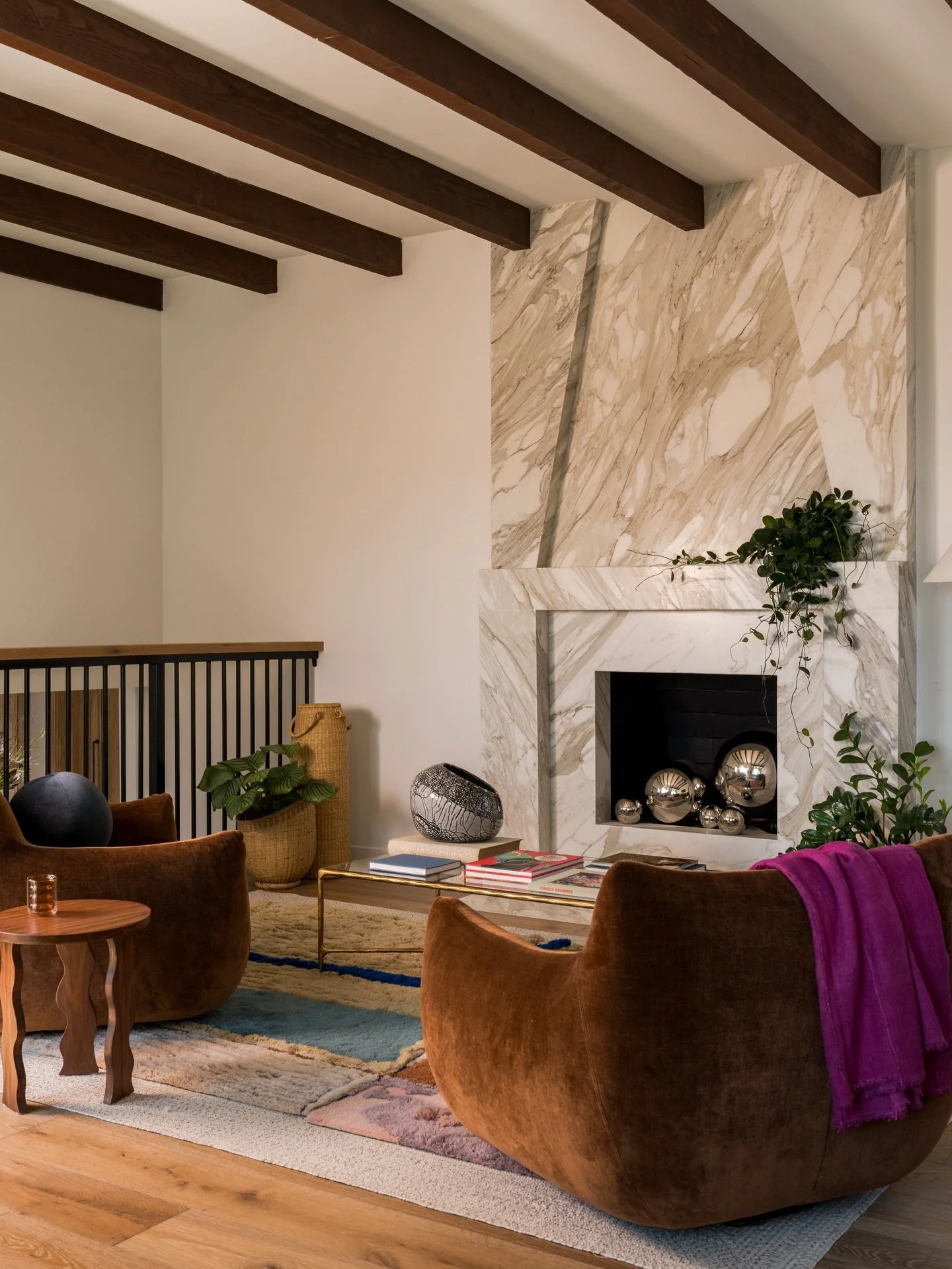 ✨ This semi‑upstairs &ldquo;grown up&rdquo; living room off the kitchen at Project Los Alamos was designed originally as an adult retreat&hellip; but the family fell in love with it so much that it had to work for everyone.

We wrapped the fireplace 