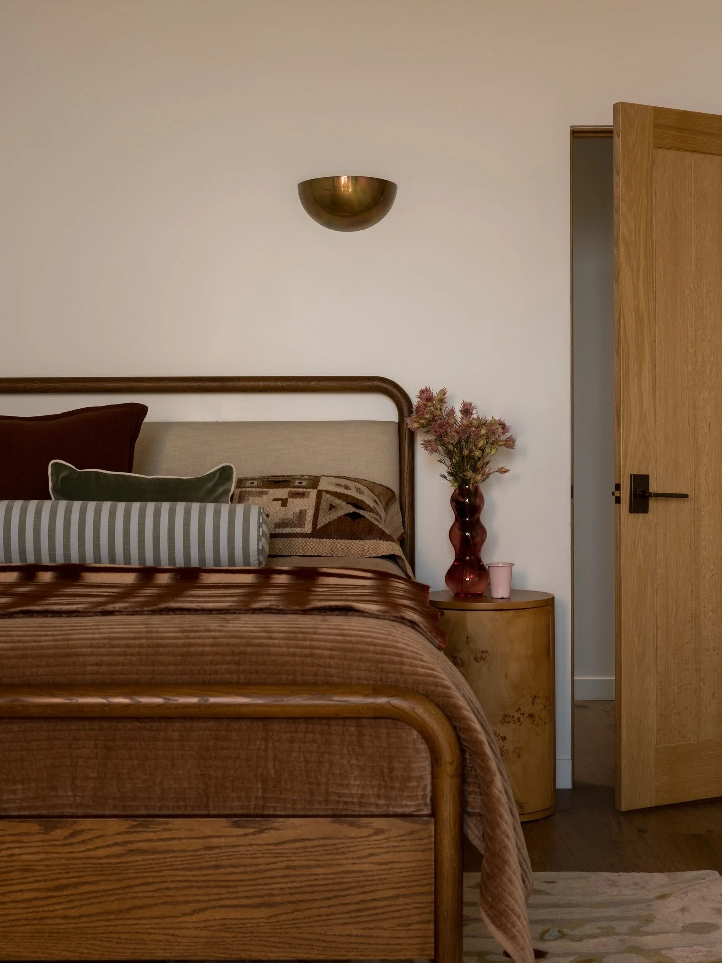 If it looks like you could cancel all plans and stay right here, I&rsquo;m into it ✨ 

Luxury sheets, layered pillows (the more the better), and always yes to a four-poster bed when the space allows.

When I&rsquo;m designing a bedroom, the goal is a