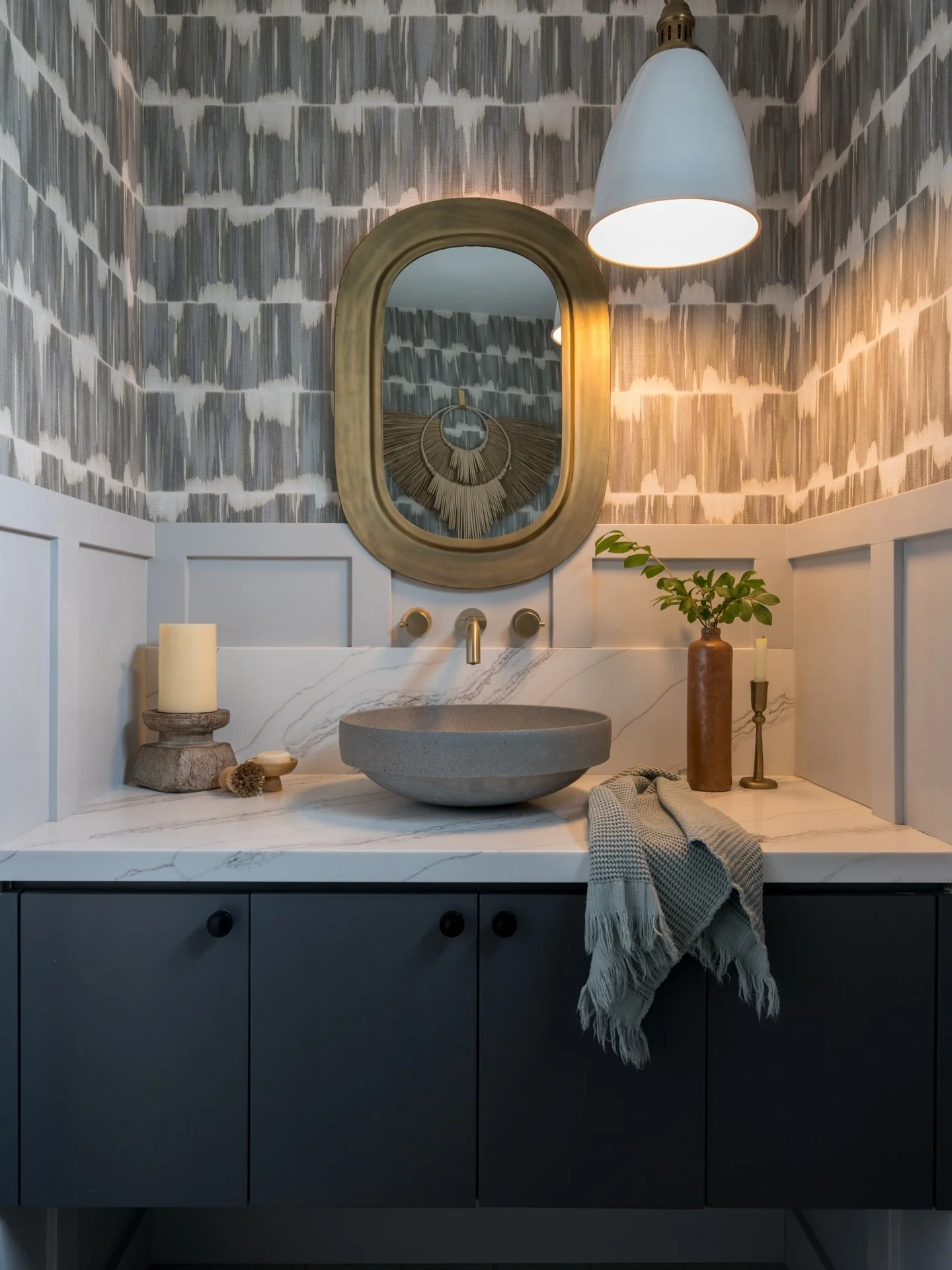 People love to underestimate small spaces.
But a powder bath? ✨ That&rsquo;s where the magic happens.

Because it doesn&rsquo;t have to work hard like the rest of the house, a powder room can take risks&mdash;bold finishes, layered texture, unexpecte