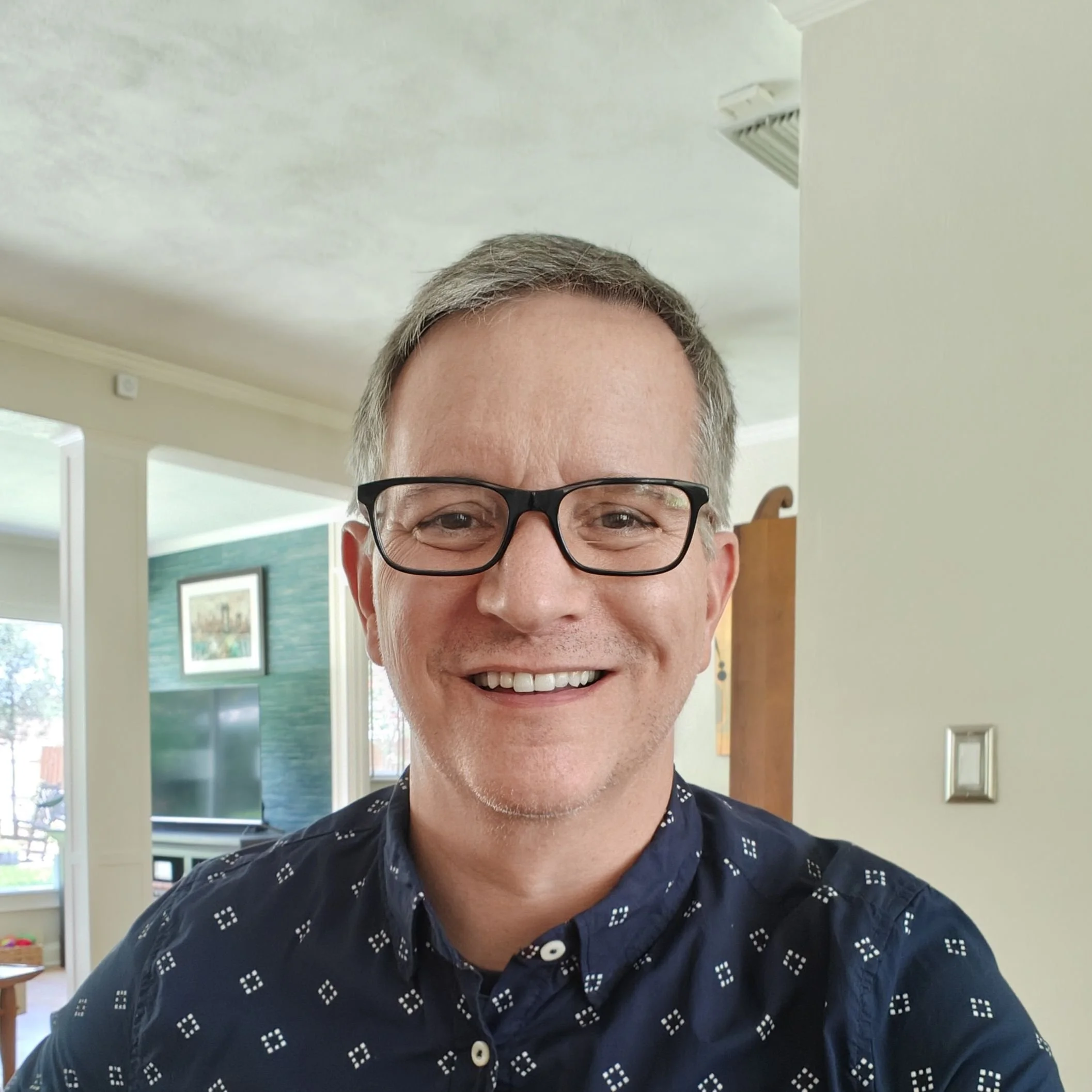 Guy Swenson's casual headshot for his wedding officiant business in Florida