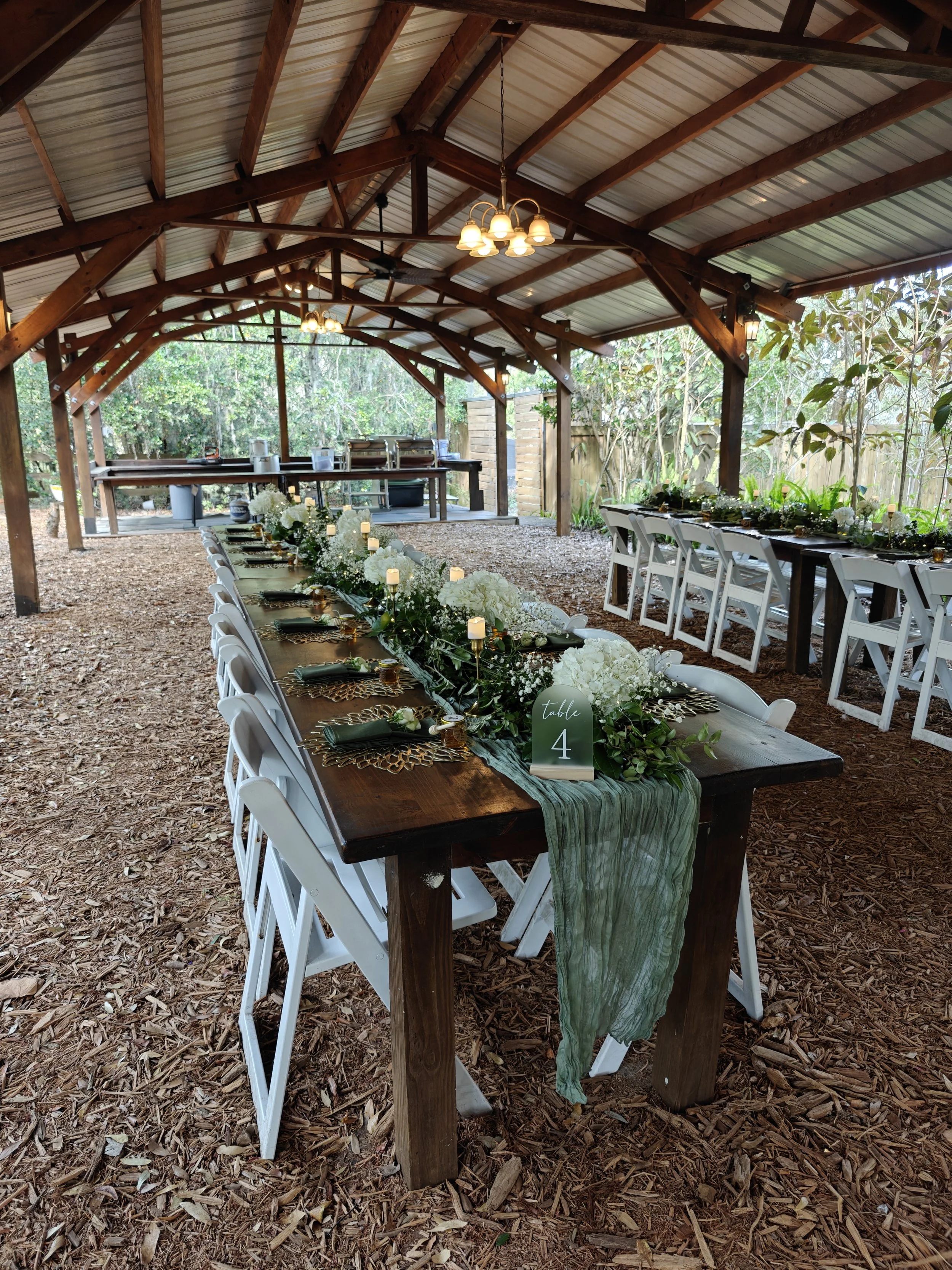 Reception table at an outdoor wedding in the Central Florida area.